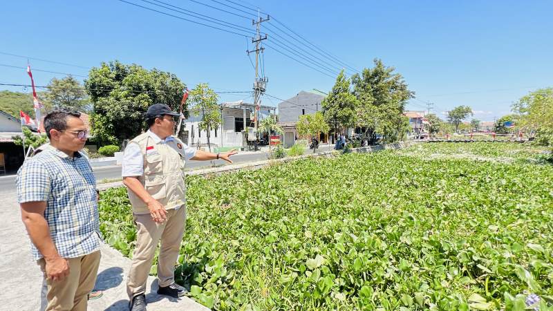 Sungai sekunder di Desa Krembangan penuh dengan eceng gondok dan sampah yang berpotensi menimbulkan banjir.