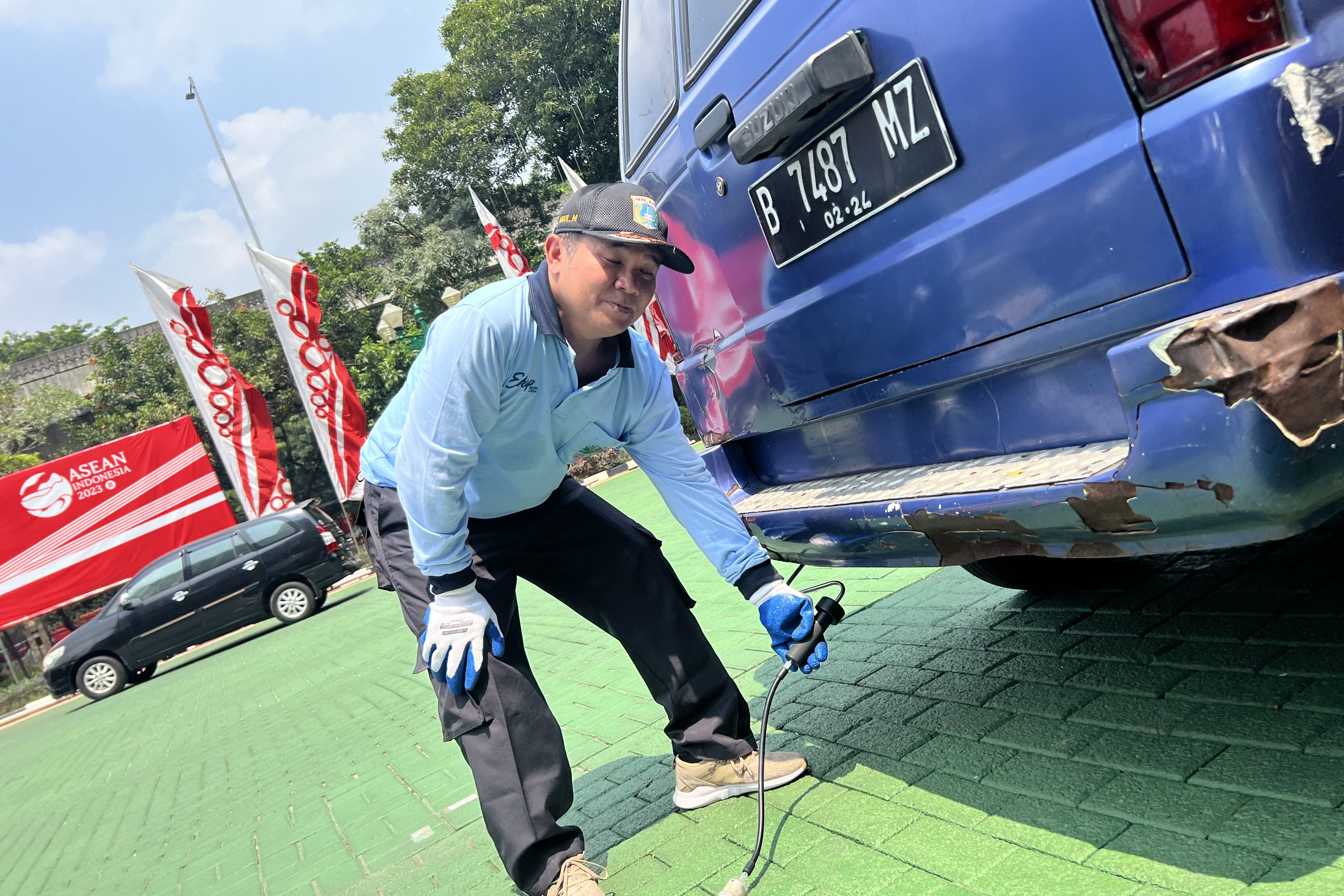 Petugas mengukur emisi gas buang kendaraan roda empat dan rosa dua di halaman kantor Wali Kota Jakarta Selatan, Rabu (30/8/2023).