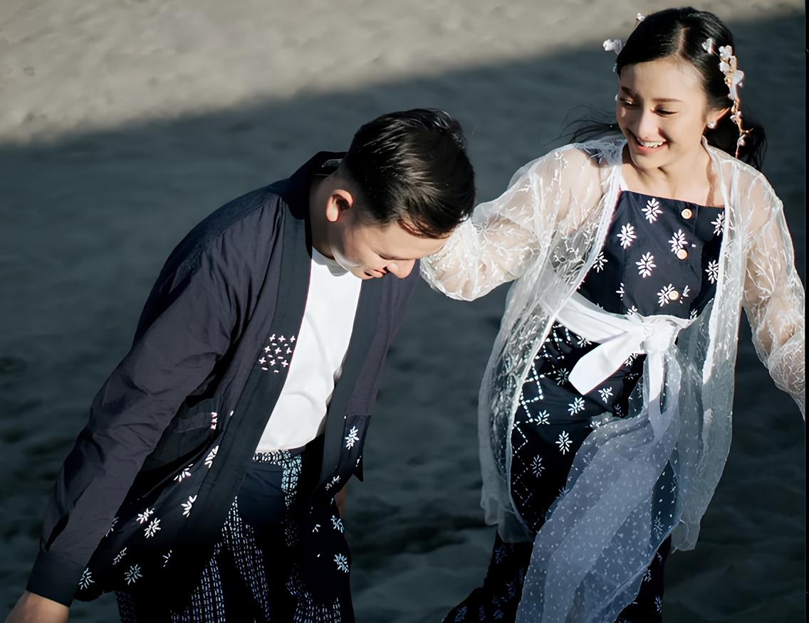 Contoh busana batik kontemporer dari Shiroshima.