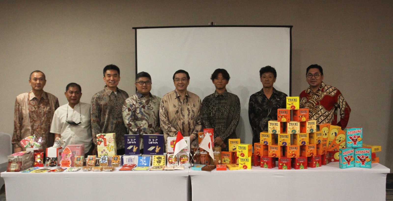 Direksi Tays Baker dan Mixio Holdings Incorporated seusai penandatanganan kerja sama.