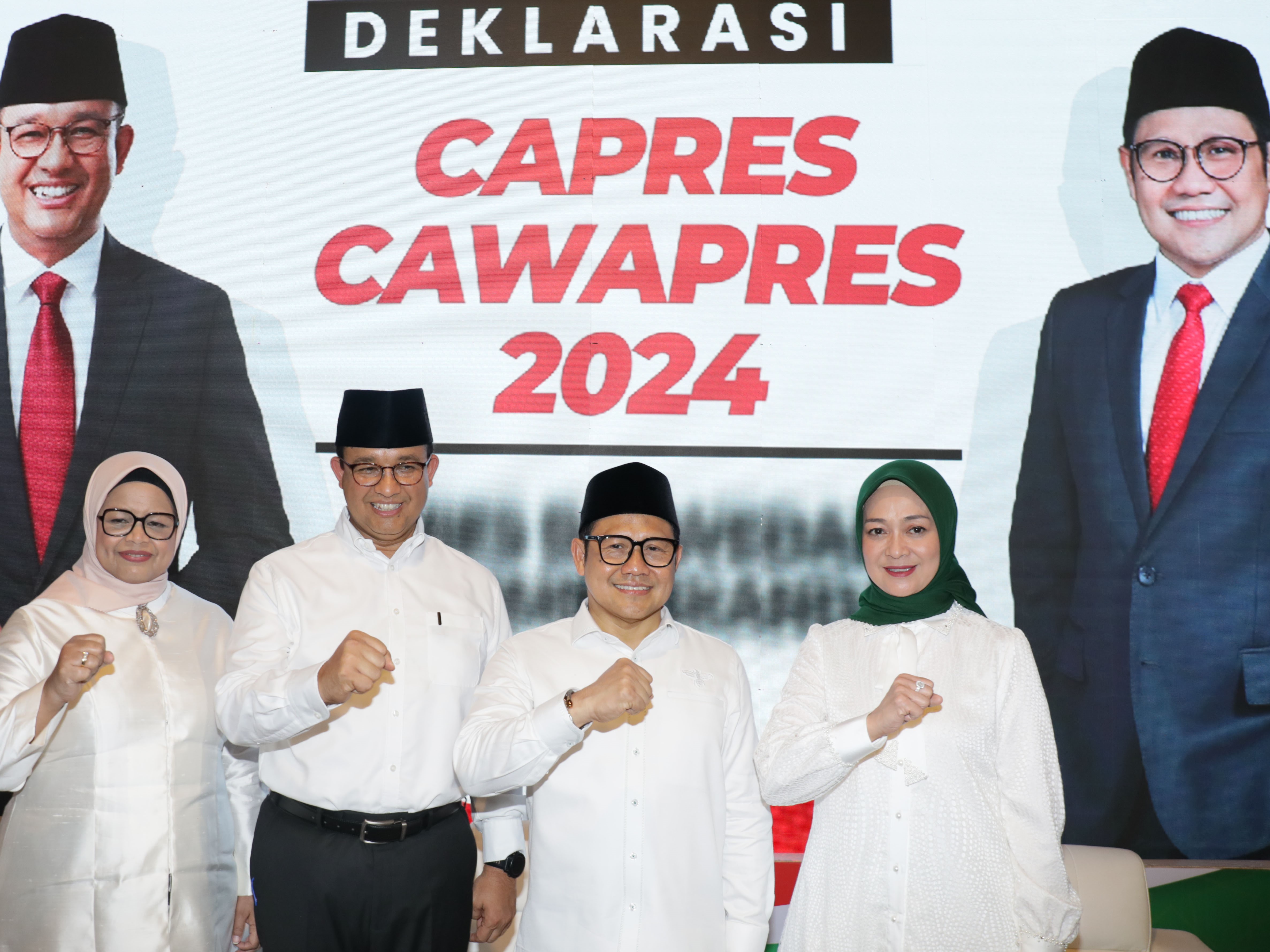 Anies-Muhaimin Kompak Kenakan Kemeja Putih dan Kopiah Hitam