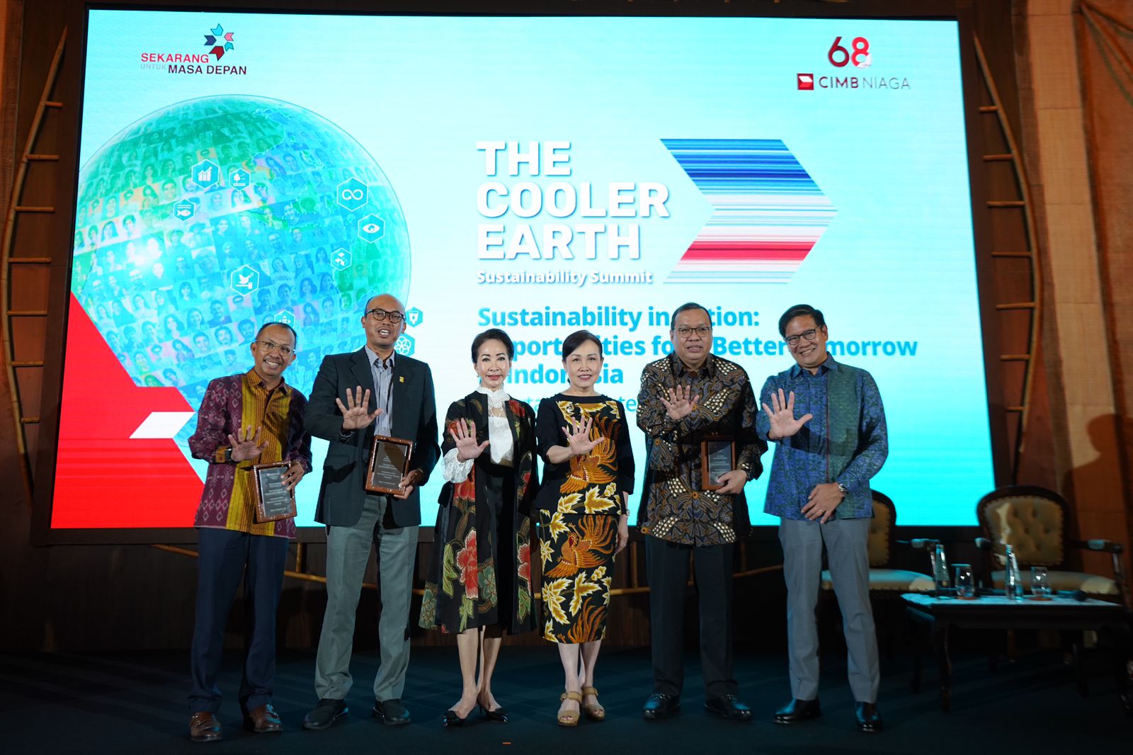 Para pembicara dalam The Cooler Earth Sustainability Summit berfoto bersama dengan Dirut dan Direksi CIMB Niaga. 