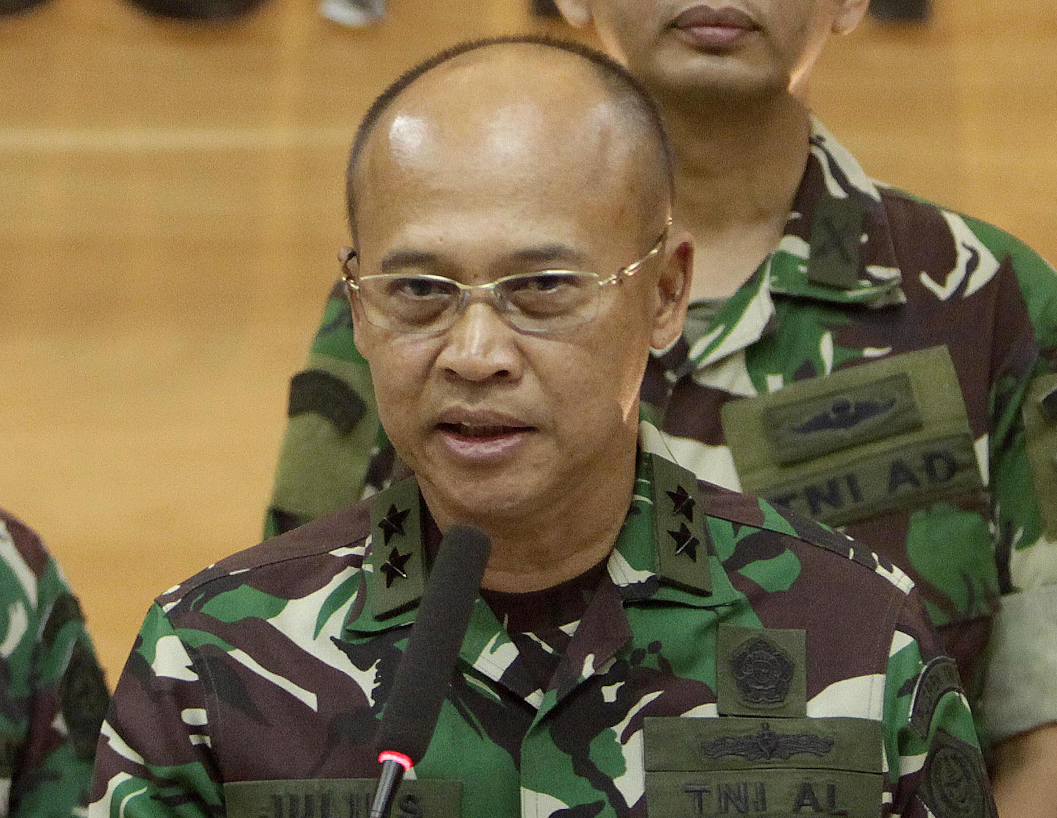Kepala Pusat Penerangan (Kapuspen) TNI Laksamana Pertama (Laksma) Julius Widjojono (tengah).