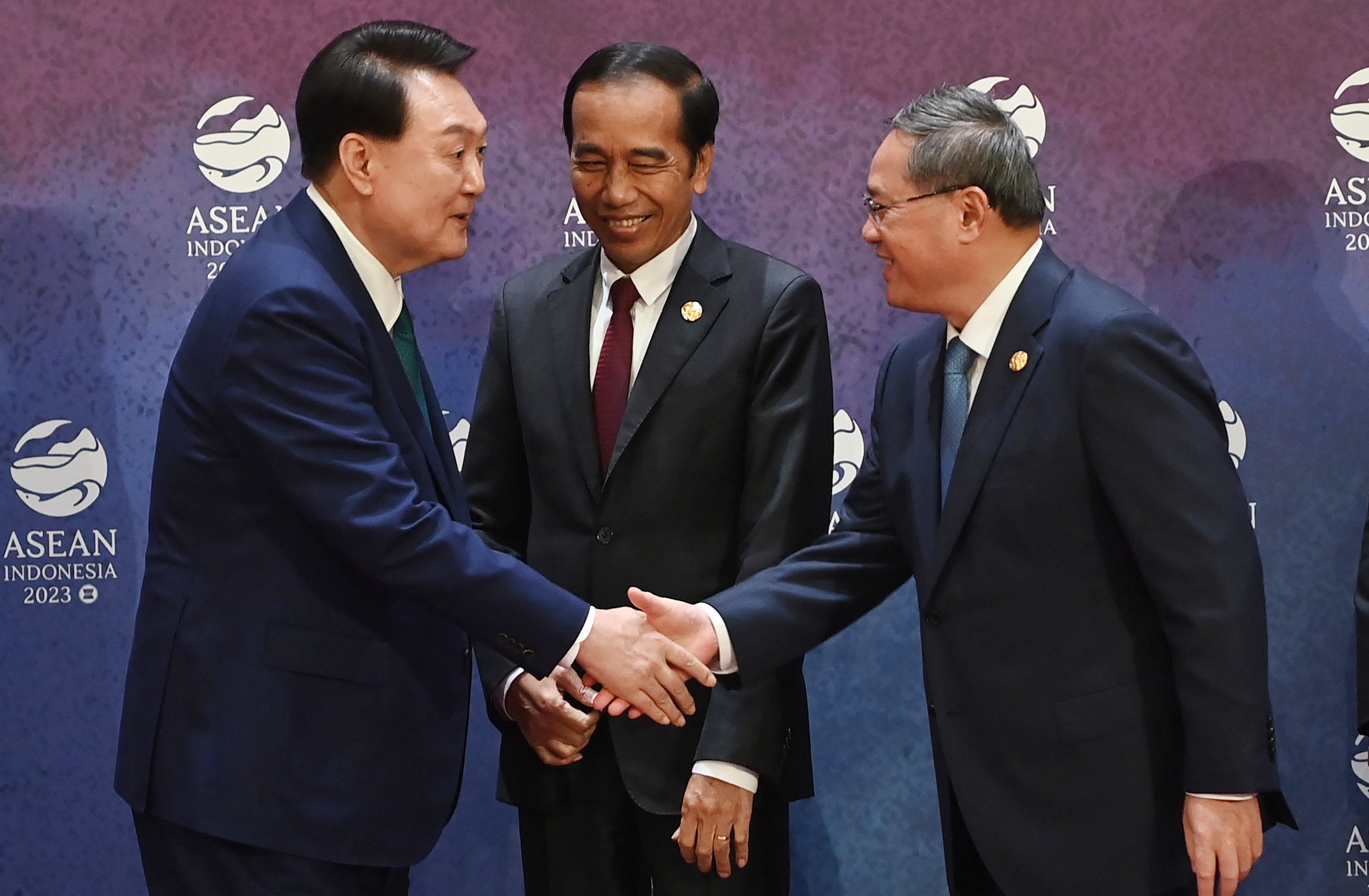 Presiden Joko Widodo (kedua kiri) Presiden Korea Yoon Suk Yeol dan Perdana Menteri Laos Sonexay Siphandone saling bersalaman 