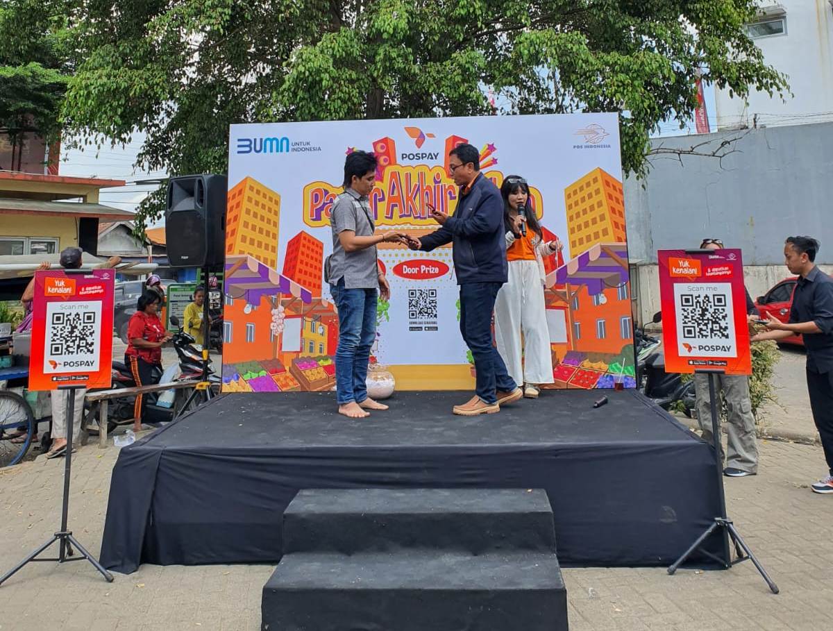 PT Pos Indonesia (Persero), menggelar program Pasar Akhir Pekan Pospay. Pasar Sokaraja, Purwokerto, Jawa Tengah,