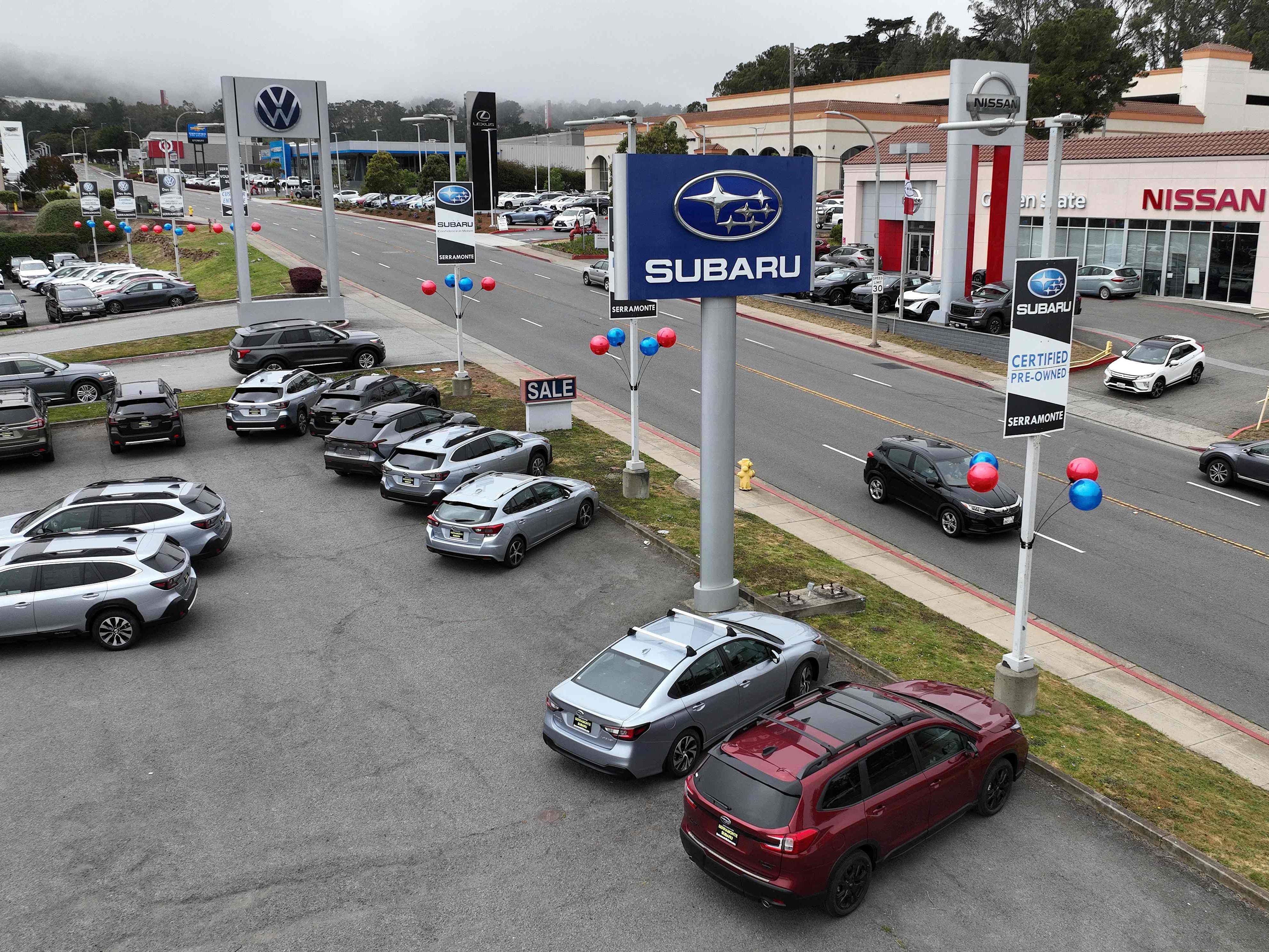 Mobil-mobil dipajang di tempat penjualan di diler Subaru, Volkswagen, dan Nissan pada 16 Mei 2023 di Colma, California, AS.