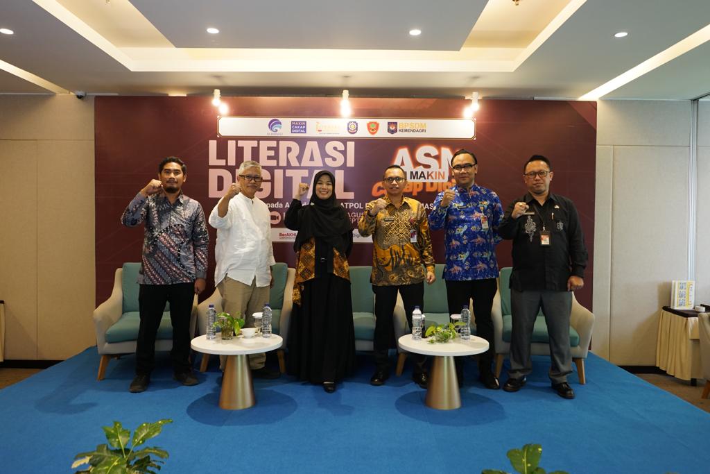 Narasumber pelatihan cakap digital untuk anggota Satpol PP dan Linmas di lingkungan Provinsi, Kabupaten dan Kota secata hybrid di Bogor.