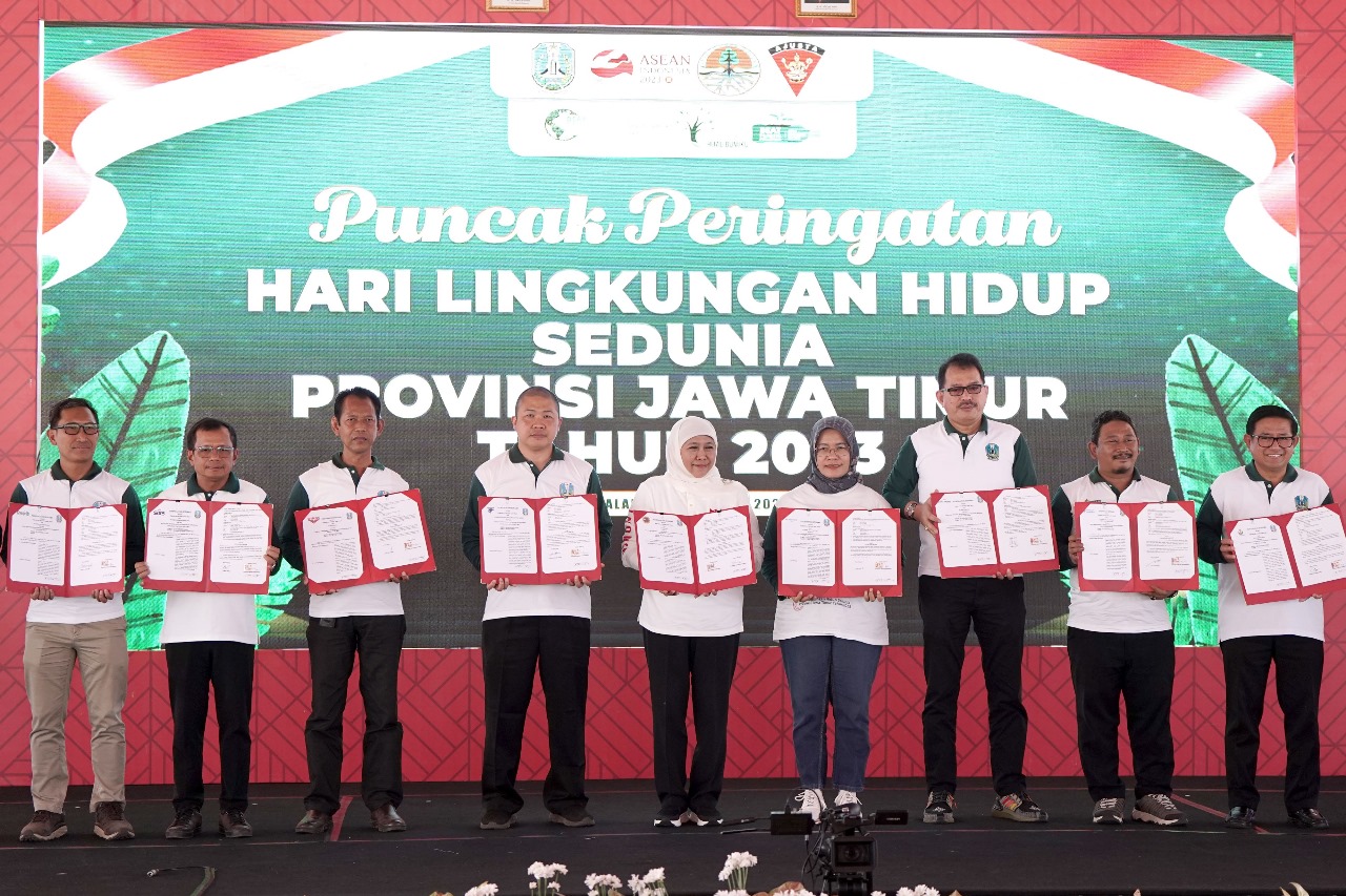 Direktur Utama SIG, Donny Arsal (kedua kiri) dan Gubernur Jawa Timur, Khofifah Indar Parawansa (kelima kiri) bersama perwakilan perusahaan.