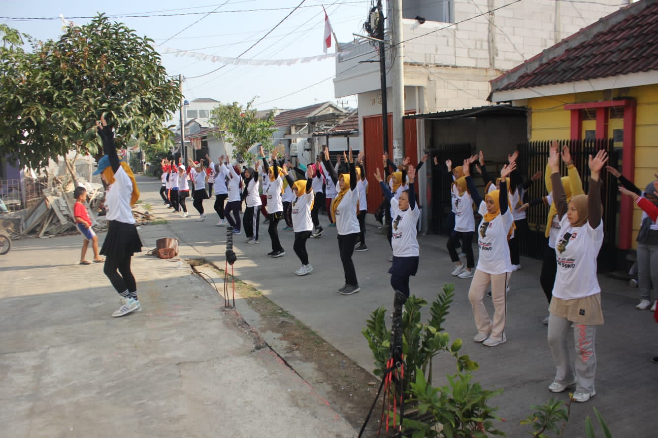 Tim Relawan Mas Bowo melaksanakan dua kegiatan yaitu kegiatan pembagian paket sembako dan senam sehat di Kabuaten Bandung, Jabar.