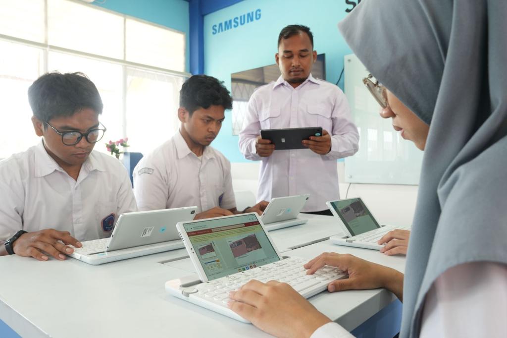  Samsung Innovation Campus (SIC) mempersiapkan siswa-siswi sekolah menengah di Indonesia menjadi pengembang produk IoT.