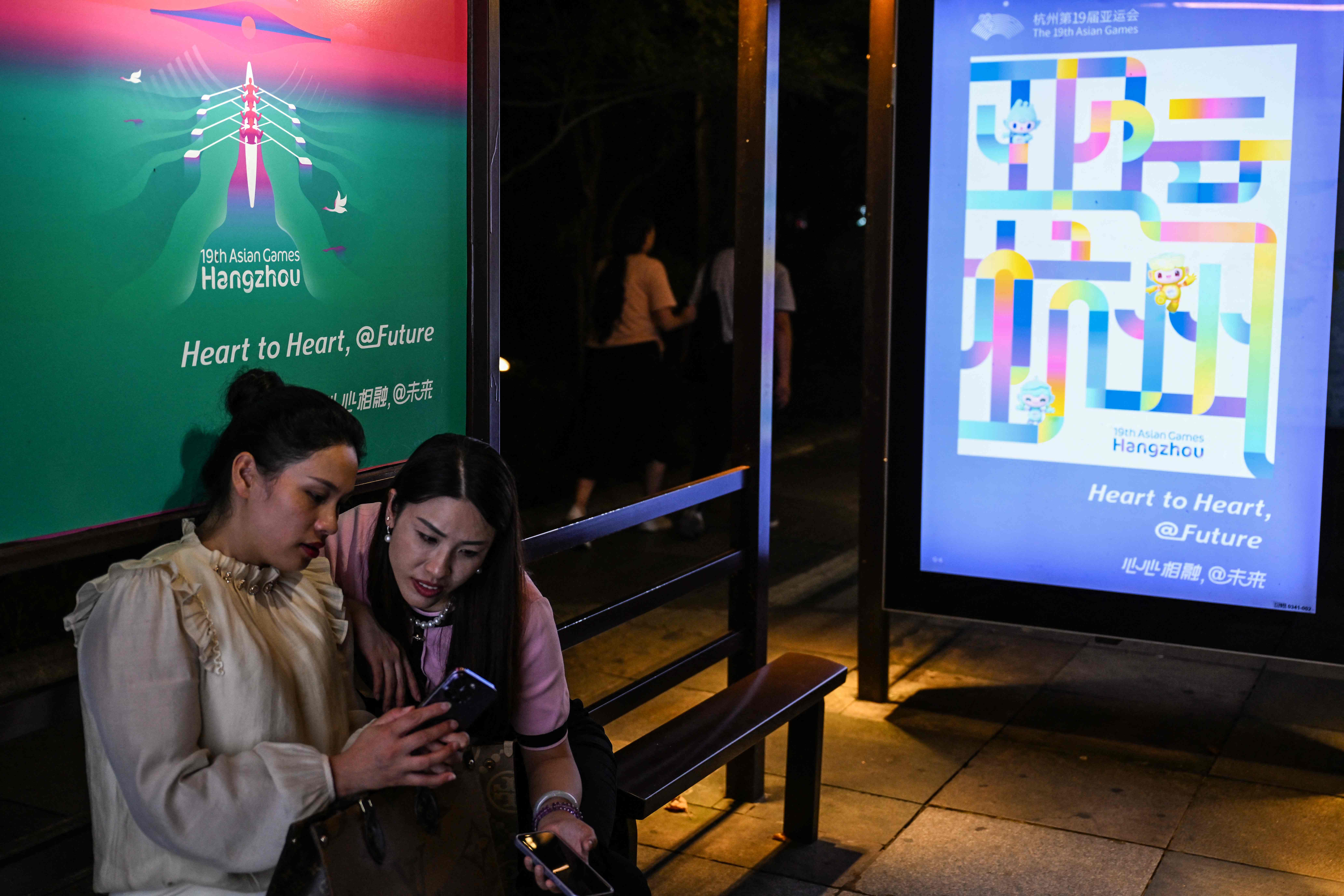 Logo Asian Games Hangzhou di salah satu halte bus di Hangzhou, Tiongkok