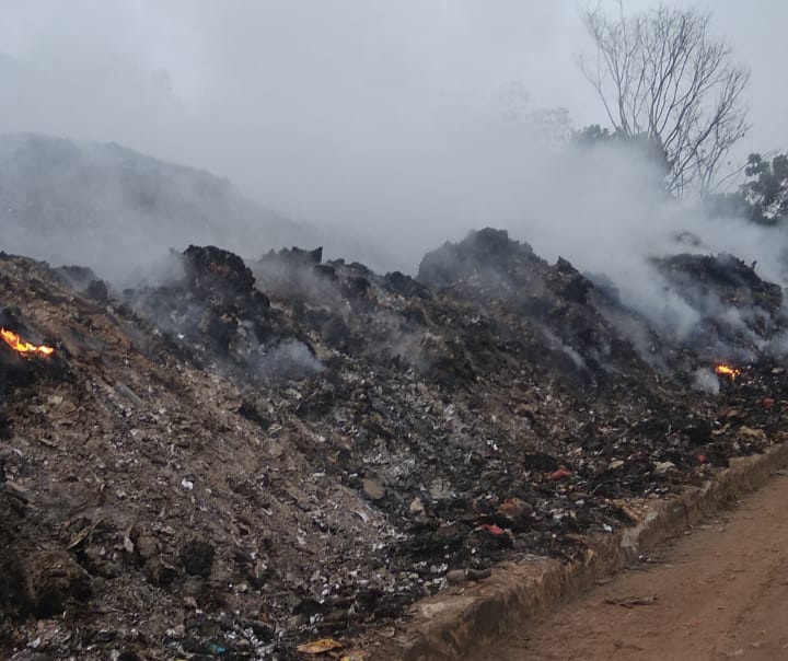 Hari keempat api yang membakar TPA di Belitung.