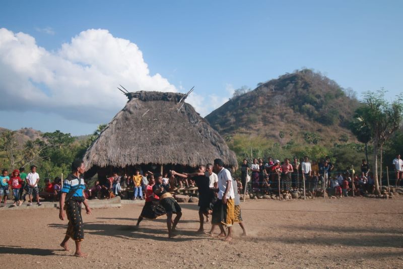 Ritual Etu atau tinju adat merupakan salah satu riaual memanggil hujan demi hasil panen yang melimpah.