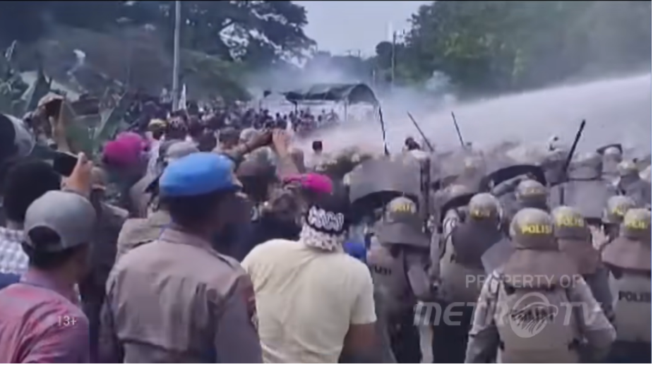 Bentrok aparat dan warga dalam penggusuran paksa di Pulau Rempang, Batam, pada Kamis (7/9).