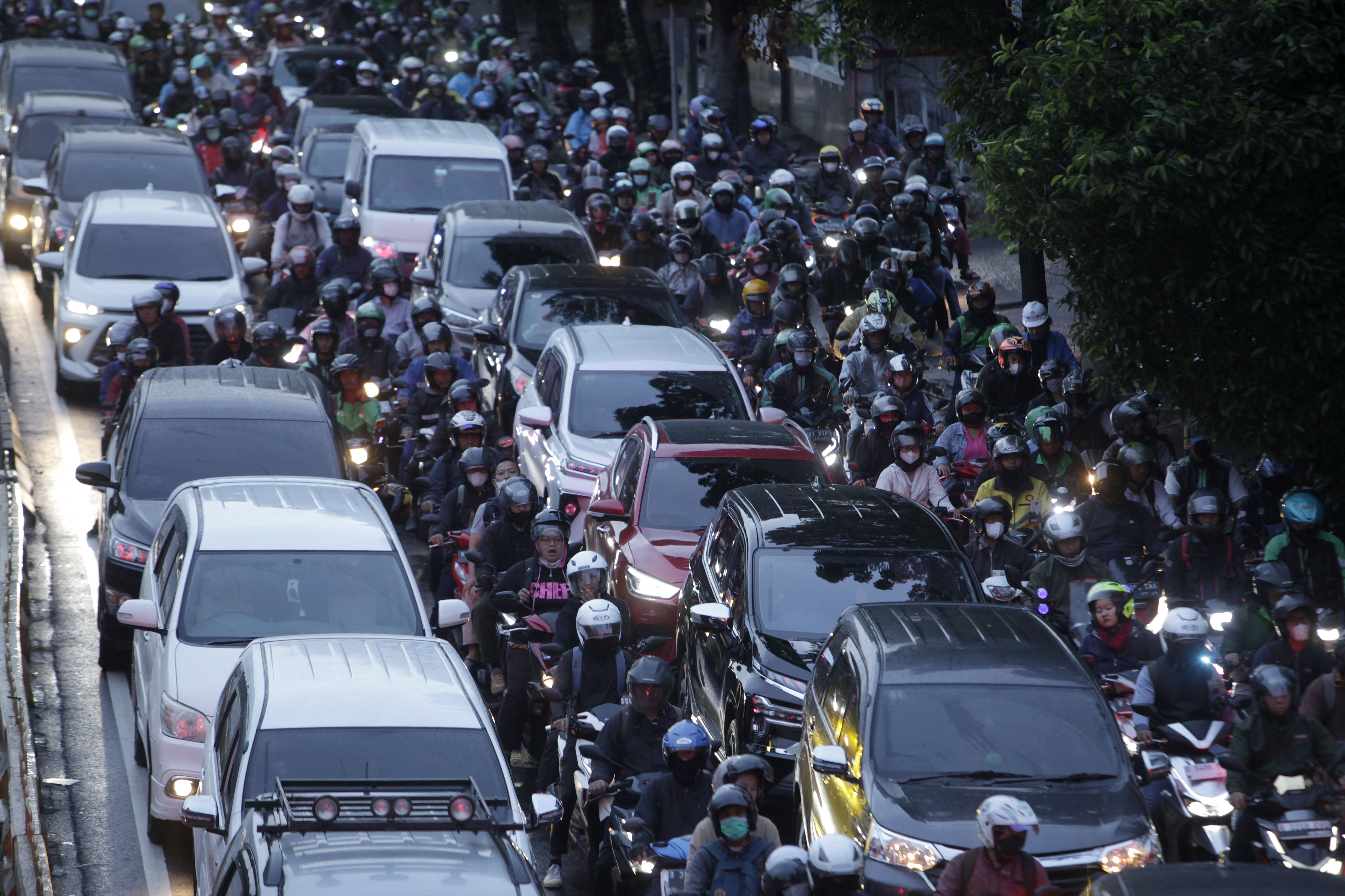 Kemacetan kendaraan di kawasan Mampang, Jakarta, Jumat (16/6/2023). Sekitar 44% polusi udara disumbang dari emisi kendaraan bermotor. 