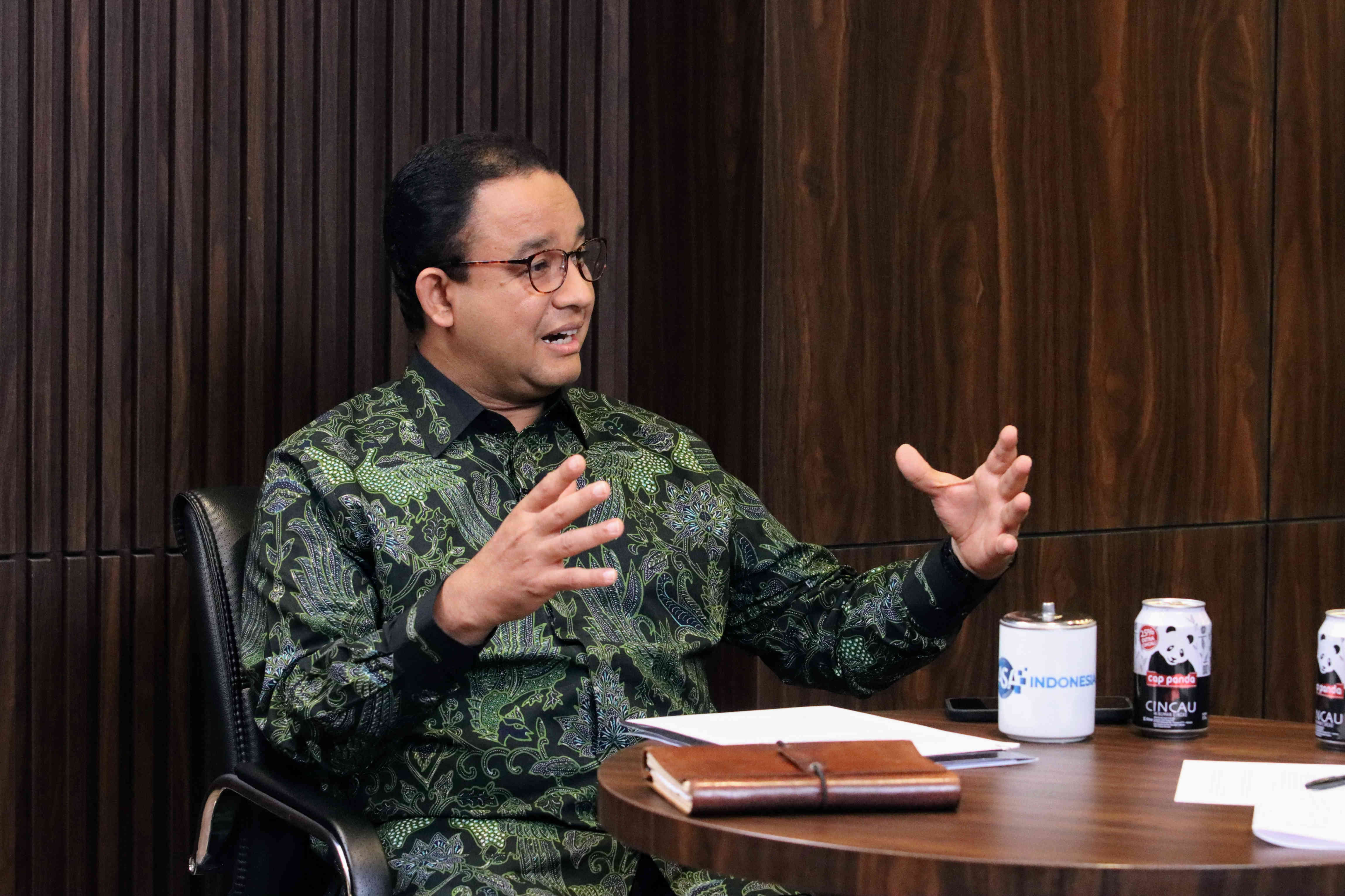 Bakal calon presiden (capres) Anies Baswedan memberi penjelasan saat mengikuti podcas Abraham Samad SpeakUp, di Jakarta, Rabu (6/9/2023).