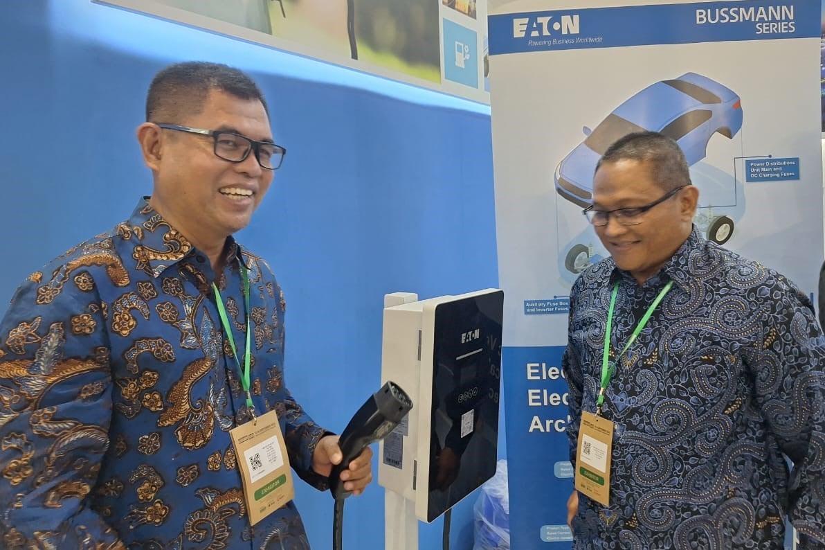 Putra A. Mudzakir, Country Manager Eaton Indonesia, (kiri).