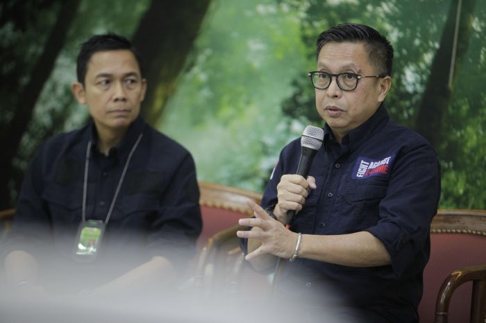 Dirjen Penegakan Hukum Kementerian Lingkungan Hidup dan Kehutanan (KLHK) Rasio Ridho Sani (kanan). 