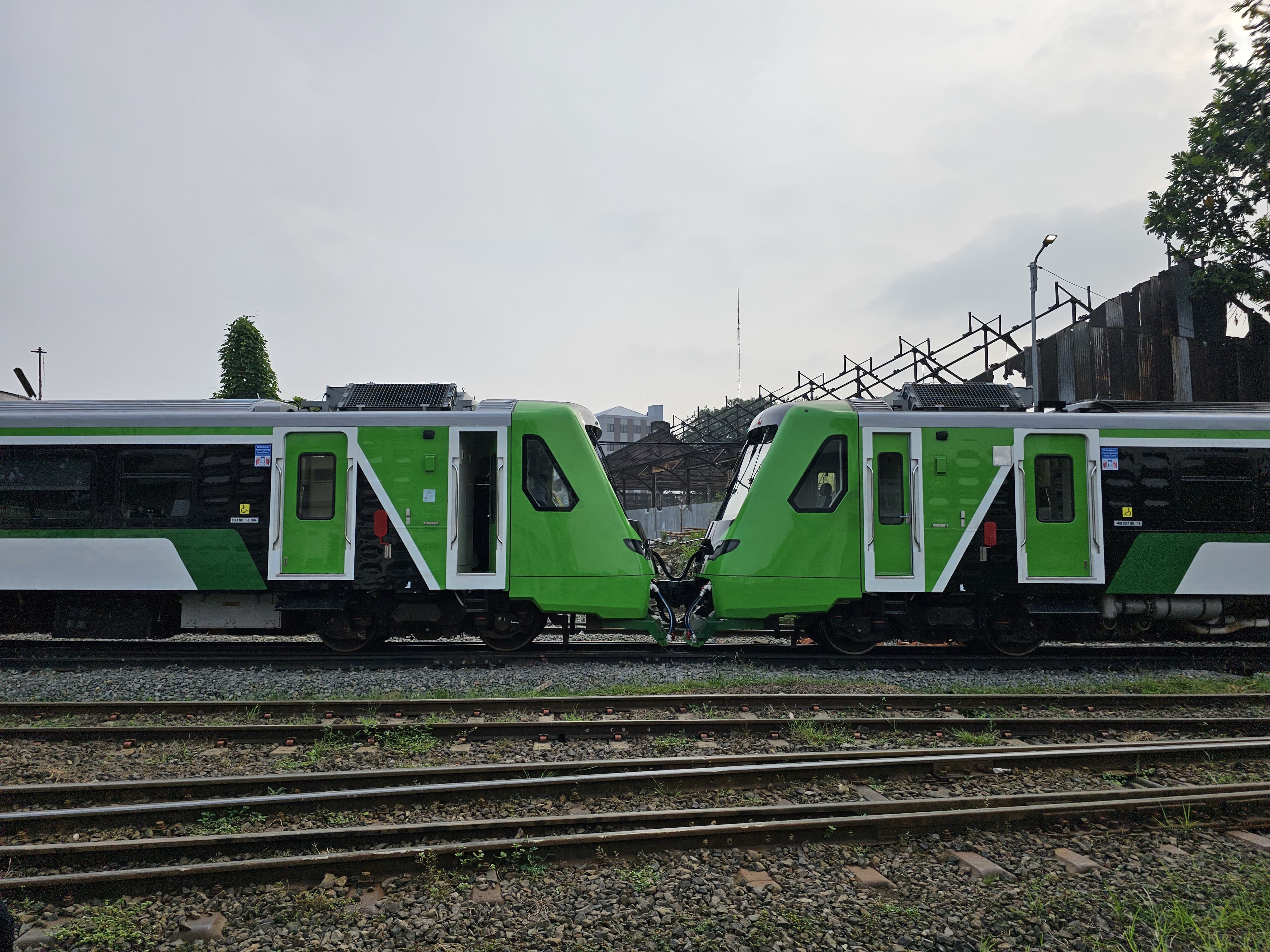 KA Feeder untuk kereta cepat Jakarta-Bandung di Stasiun Padalarang