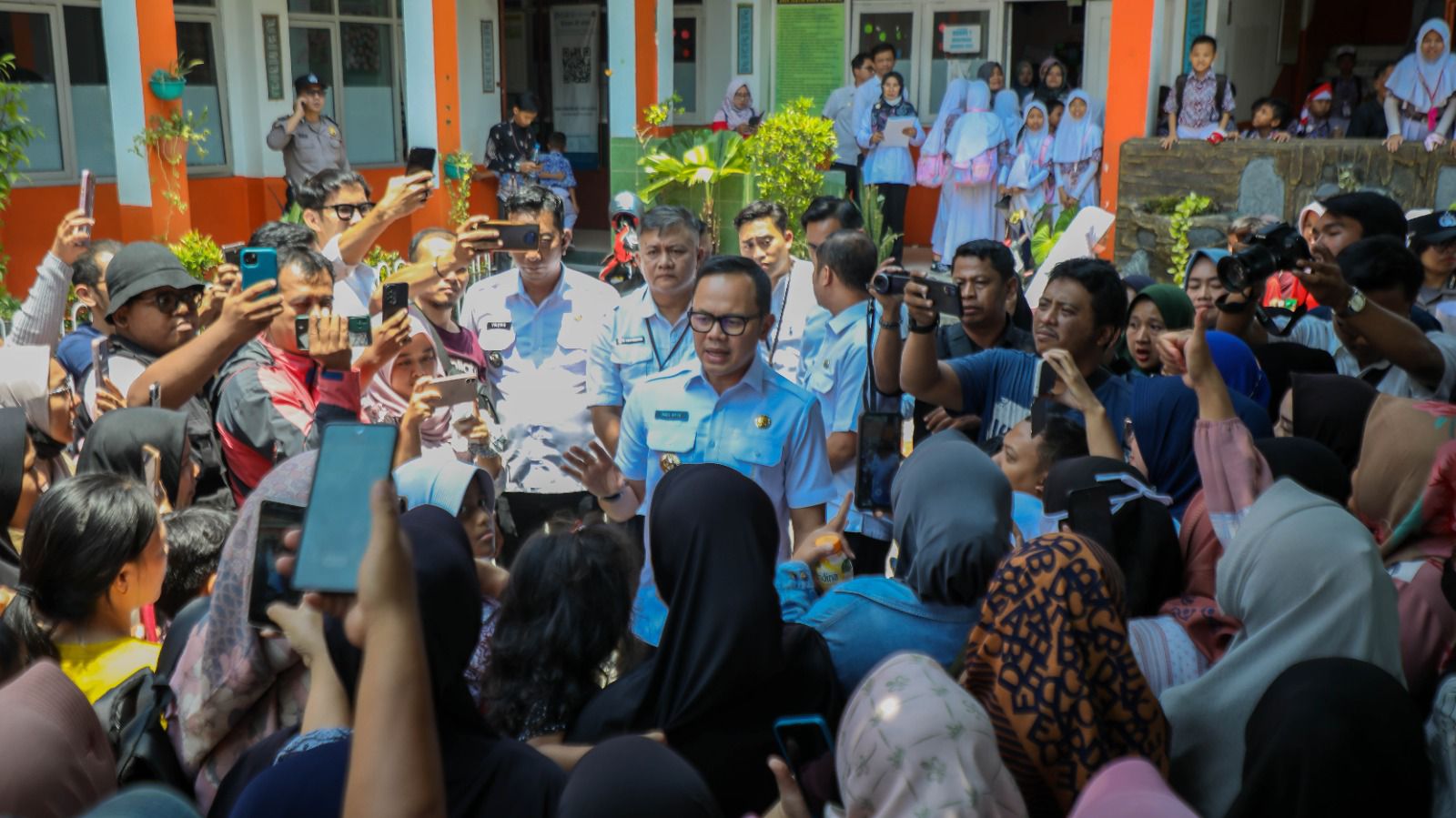 Wali Kota Bogor Bima Arya Sugiarto saat diwawancarai wartawan. 