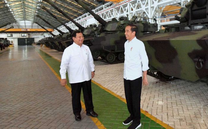 Presiden Joko Widodo didampingi Menteri Pertahanan Prabowo Subianto meninjau alutsista 