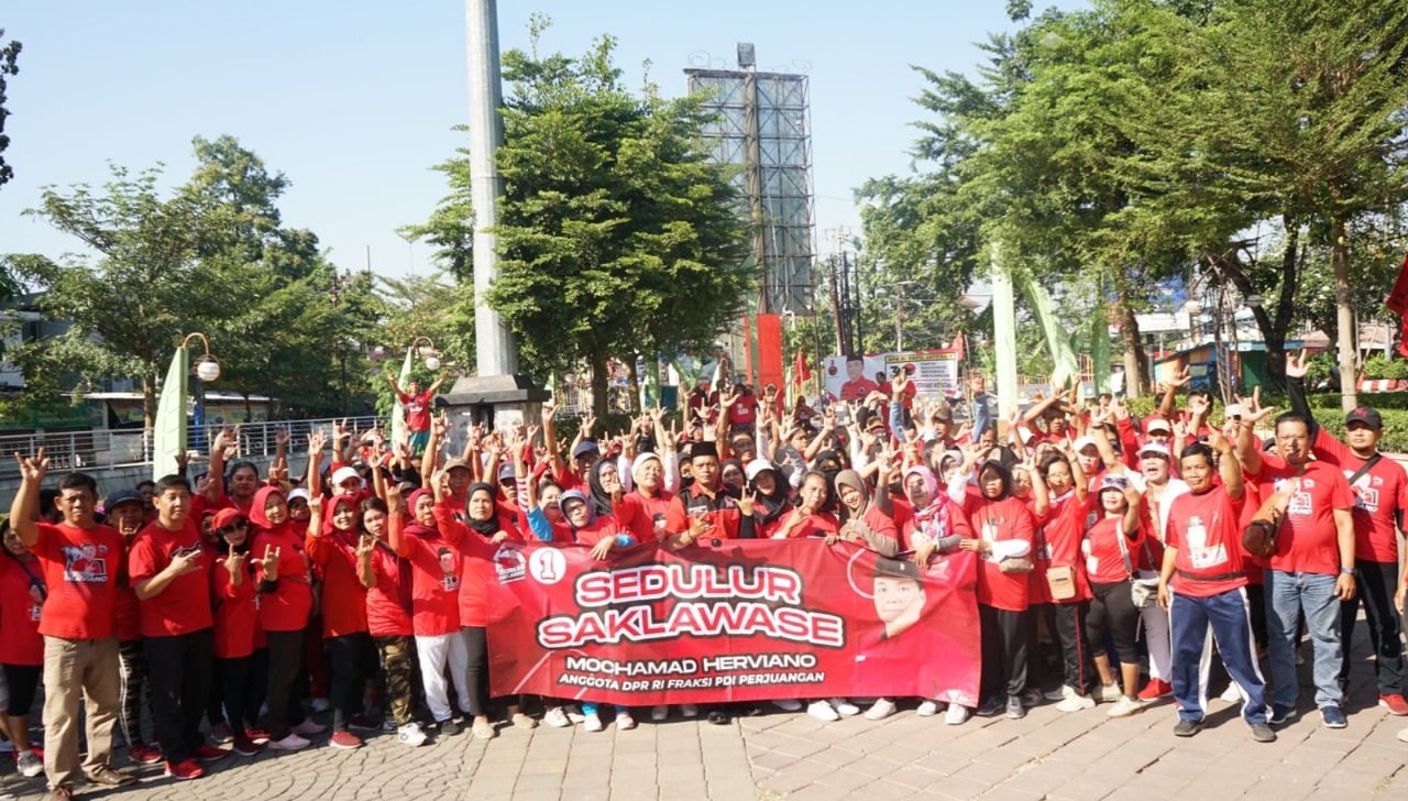 Relawan Sedulur Saklawase menggelar kegiatan senam bersama di Kecamatan Semarang Selatan, Kota Semarang, Jawa Tengah. 