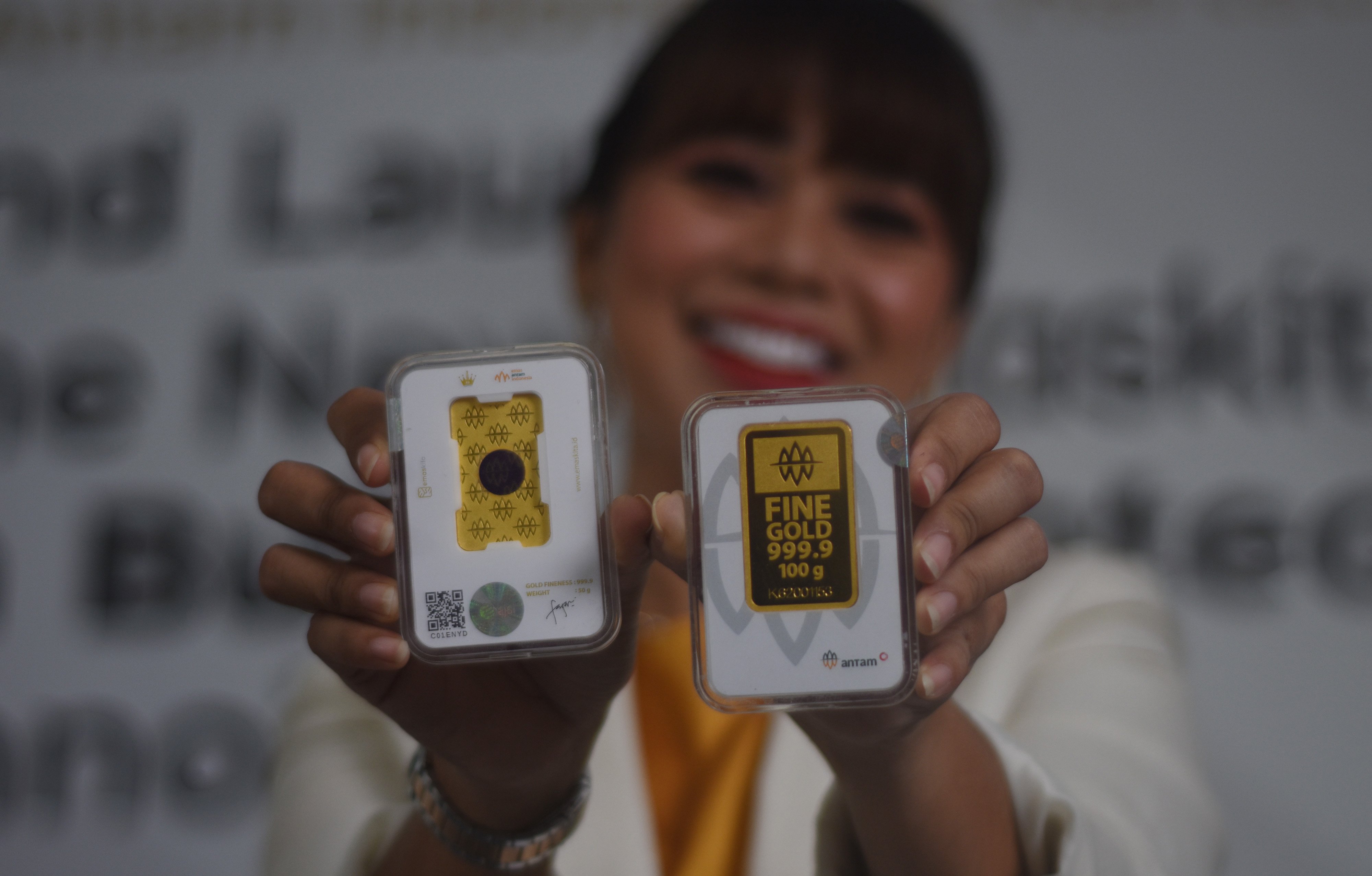 Model menunjukkan produk terbaru EmasKita saat peluncurannya di Gedung Antam, Jakarta, Selasa (12/7/2022).