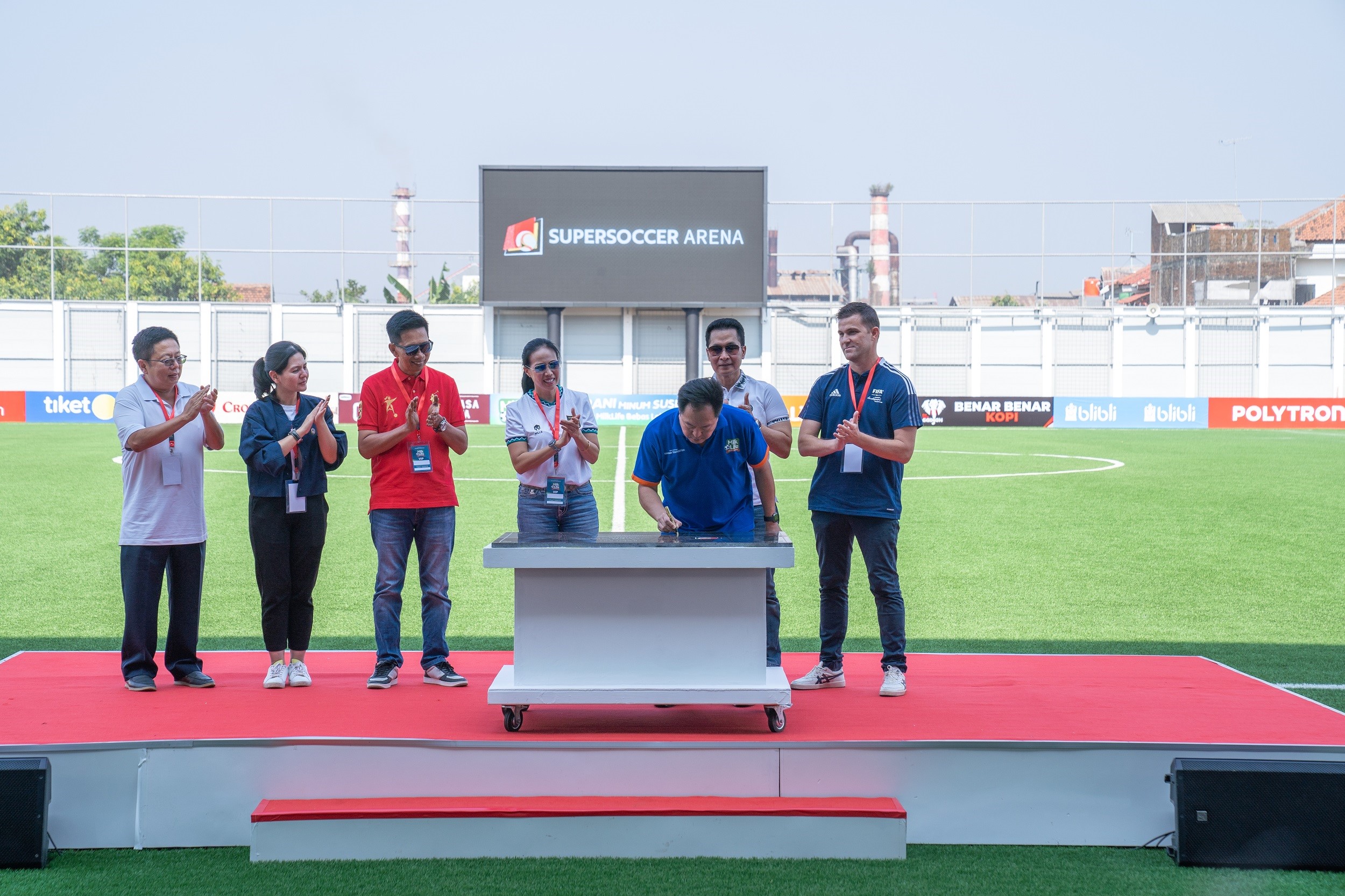 Penandatangan prasasti Supersoccer Arena oleh President Director Djarum Foundation Victor Rachmat Hartono