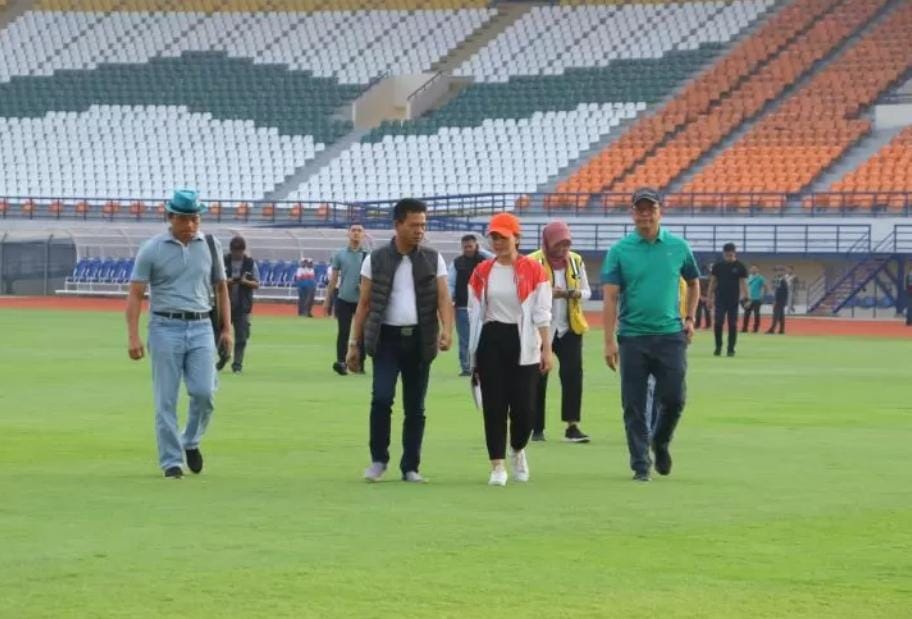 upati Kabupaten Bandung Dadang Supriatna mendampingi FIFA, PSSI dan perwakilan Kementerian PUPR meninjau Stadion si Jalak Harupat.