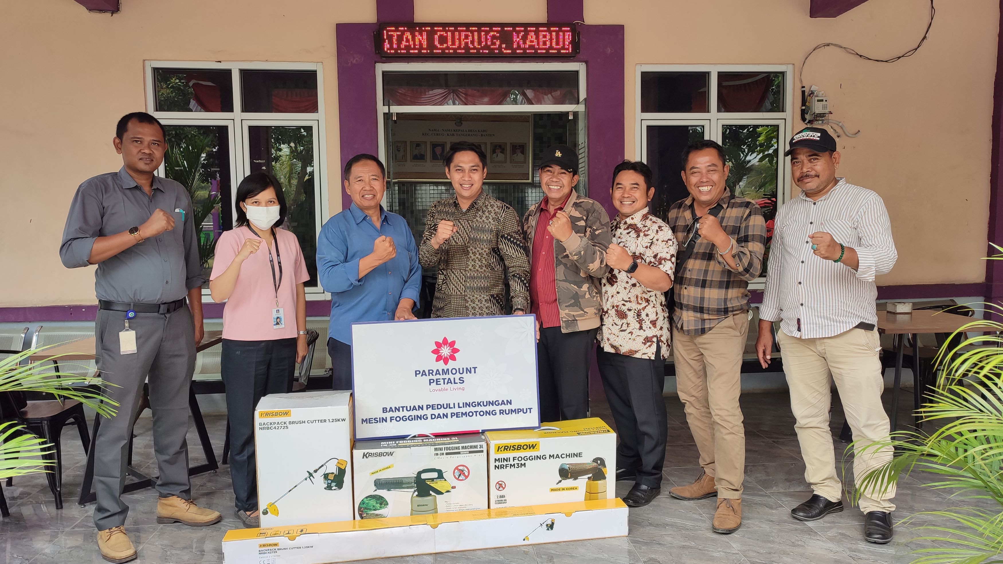 Penyerahan bantuan alat fogging dan mesin pemotong rumput dari Paramount Land