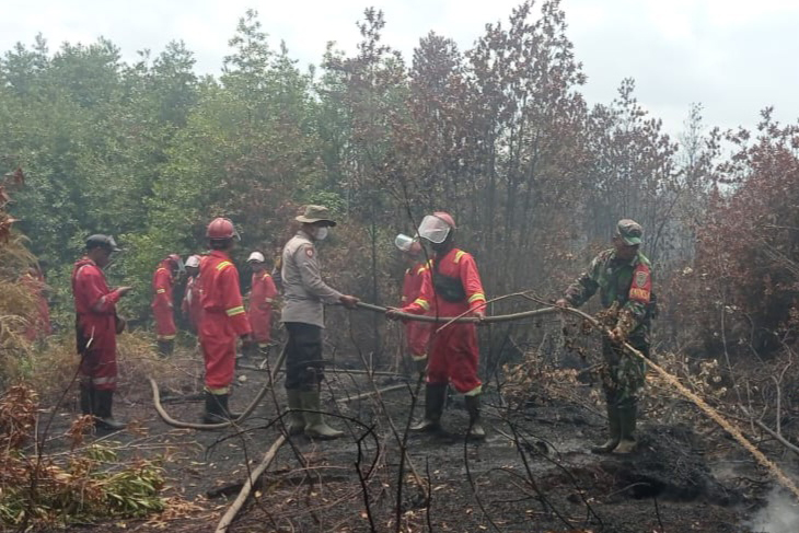 Personel Polres Banyuasin mengecek titik panas di Desa Mukut, Kecamatan Pulau Rimau, Kabupaten Banyuasin, Sumatra Selatan.
