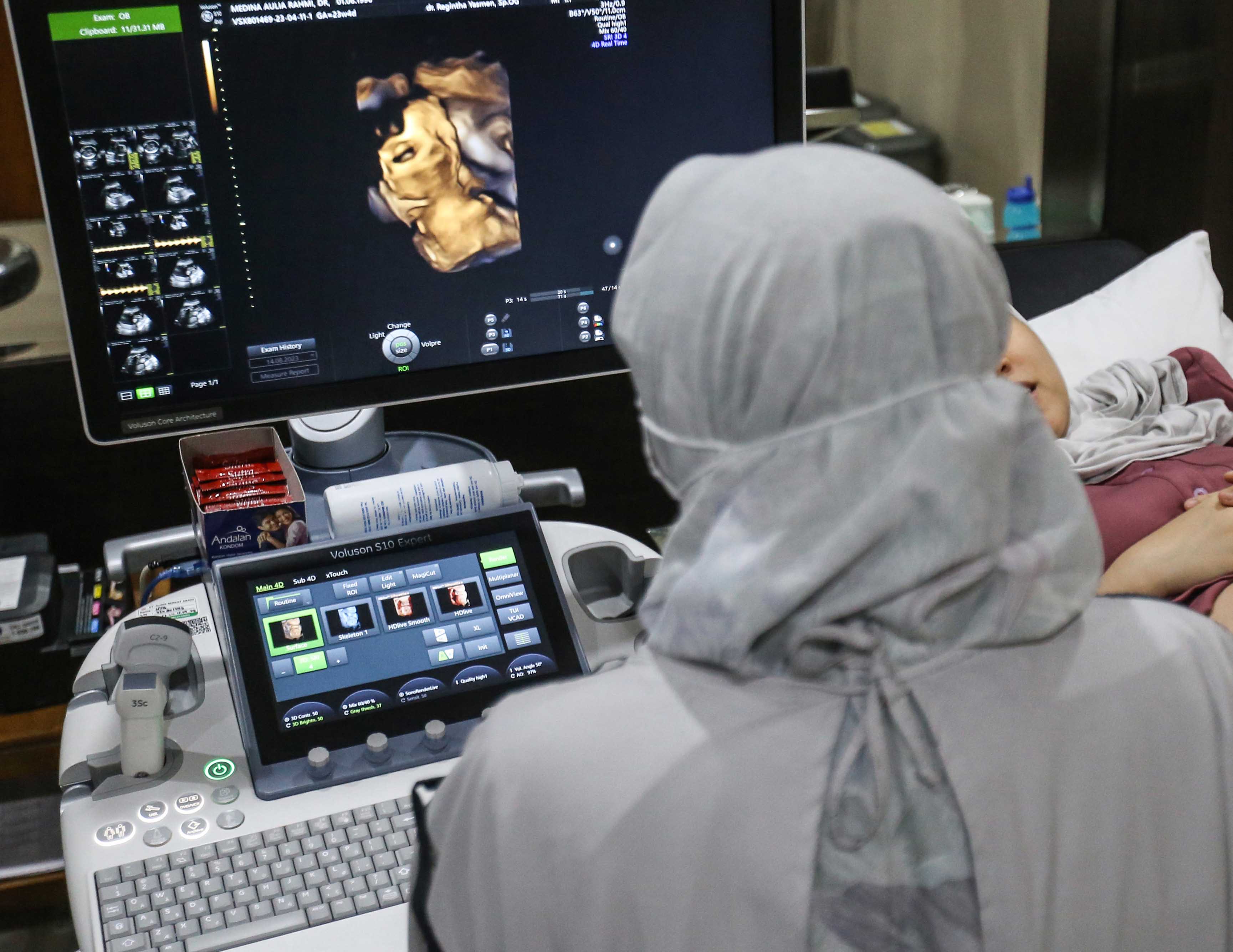 Dokter spesialis kebidanan dan kandungan memeriksa janin ibu hamil dengan USG di RSIA Tambak, Jakarta, Selasa (22/8).