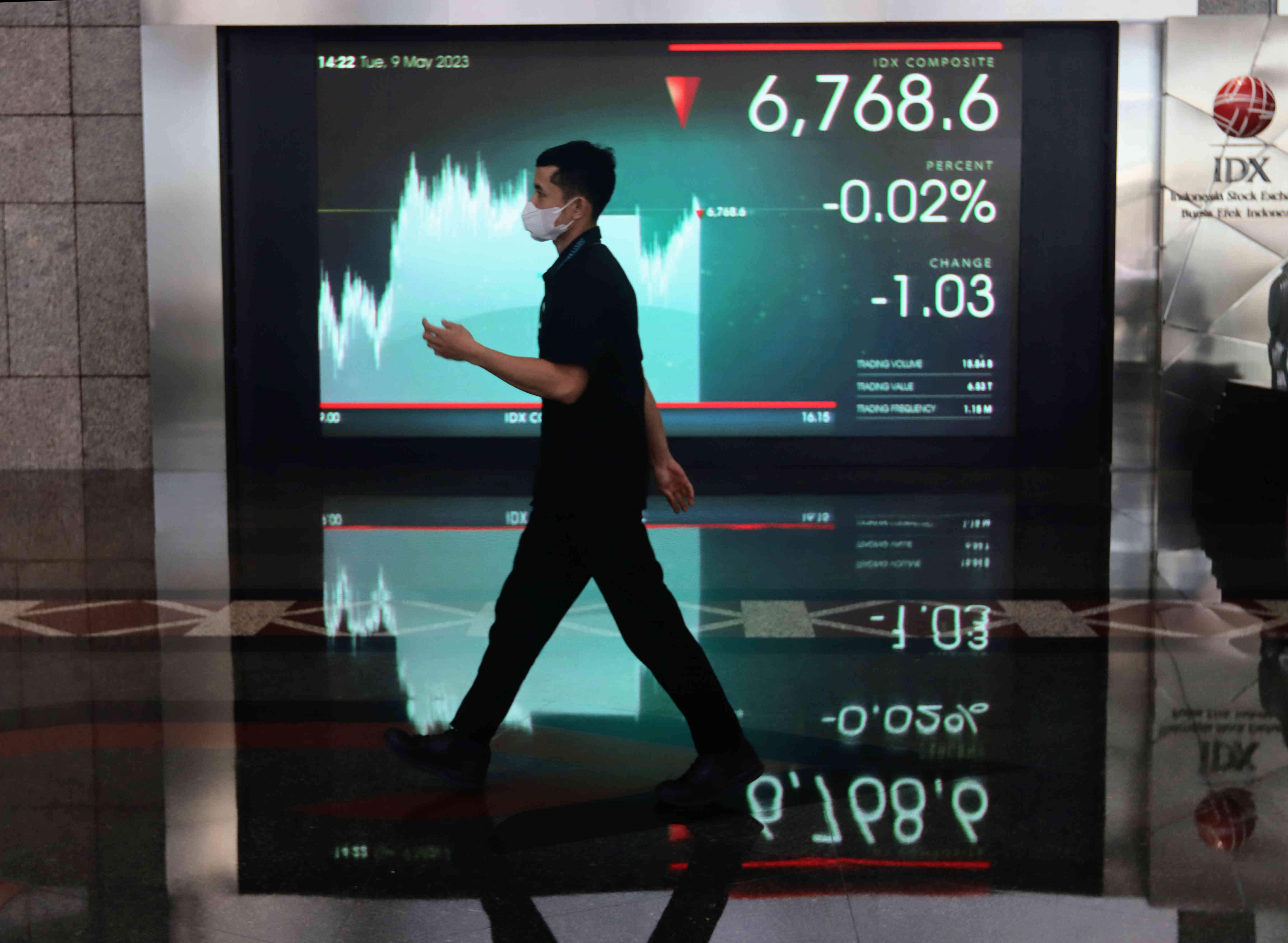 Layar informasi pergerakan Indeks Harga Saham Gabungan (IHSG) di Bursa Efek Indonesia, Jakarta, Selasa (9/5).