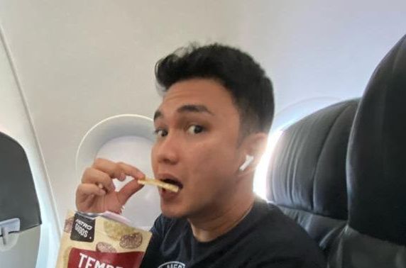 Artis dan komedian Aldi Taher turut dirangkul promosikan produk cemilan melalui akun media sosialnya.