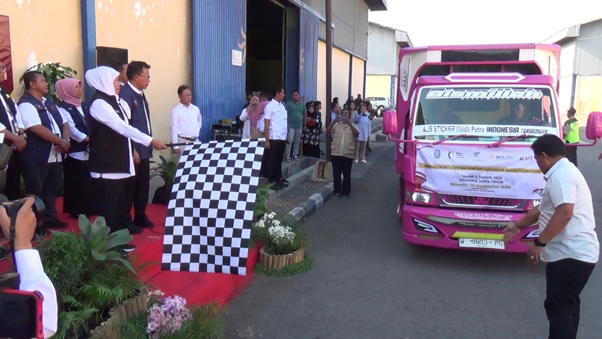 Khofifah Berangkatkan Bantuan Pangan Beras ke Masyarakat Tidak Mampu