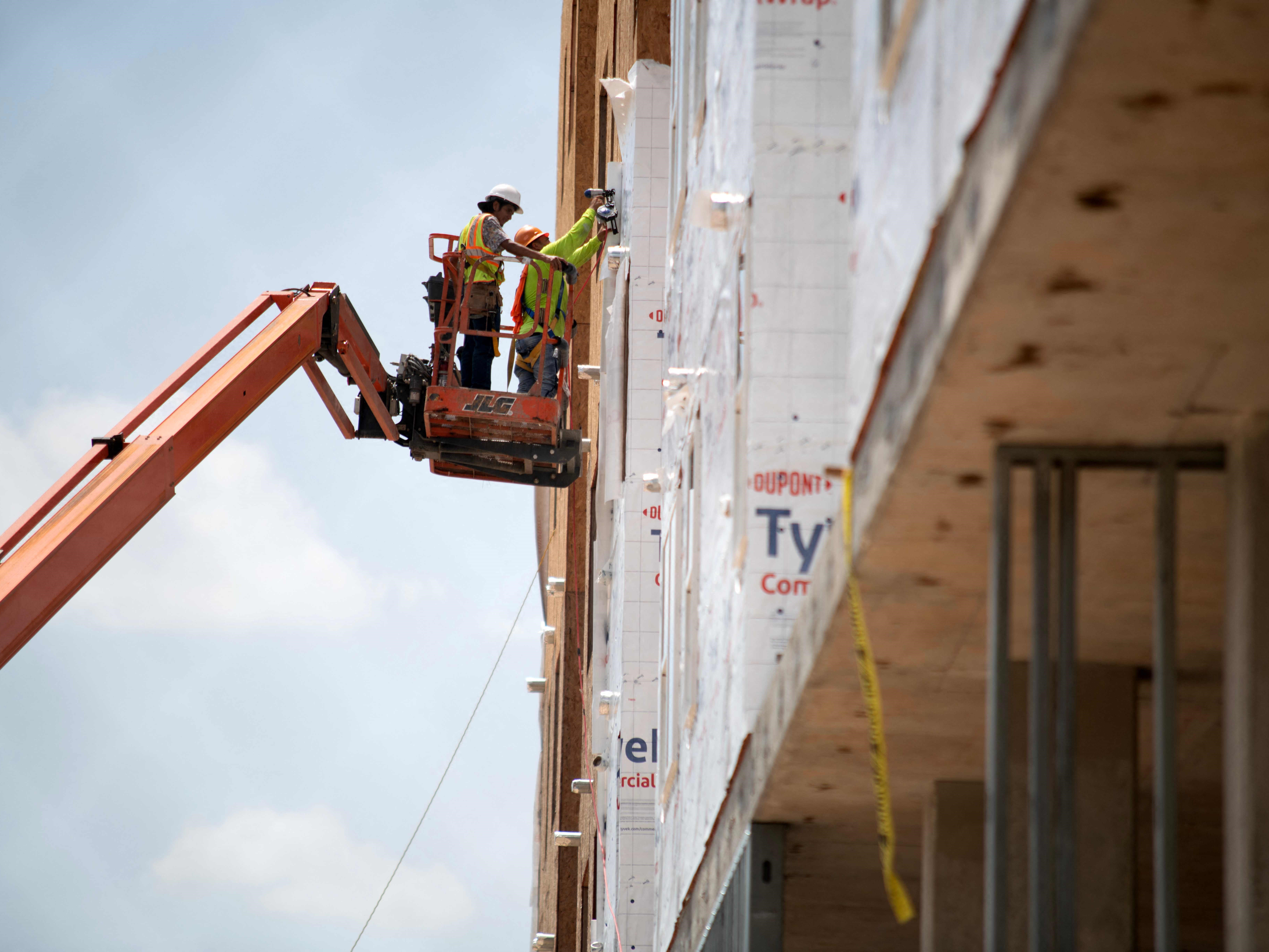Perekrutan Pekerja di AS Melonjak tapi Pengangguran Bertambah