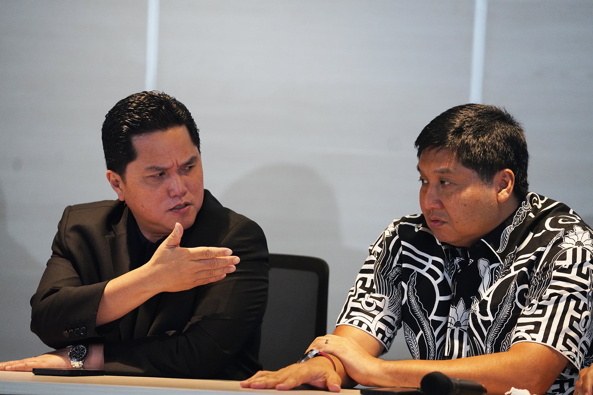 Ketua Satgas Antimafia Bola Maruarar Sirait (kanan) bersama Ketua Umum PSSI Erick Thohir