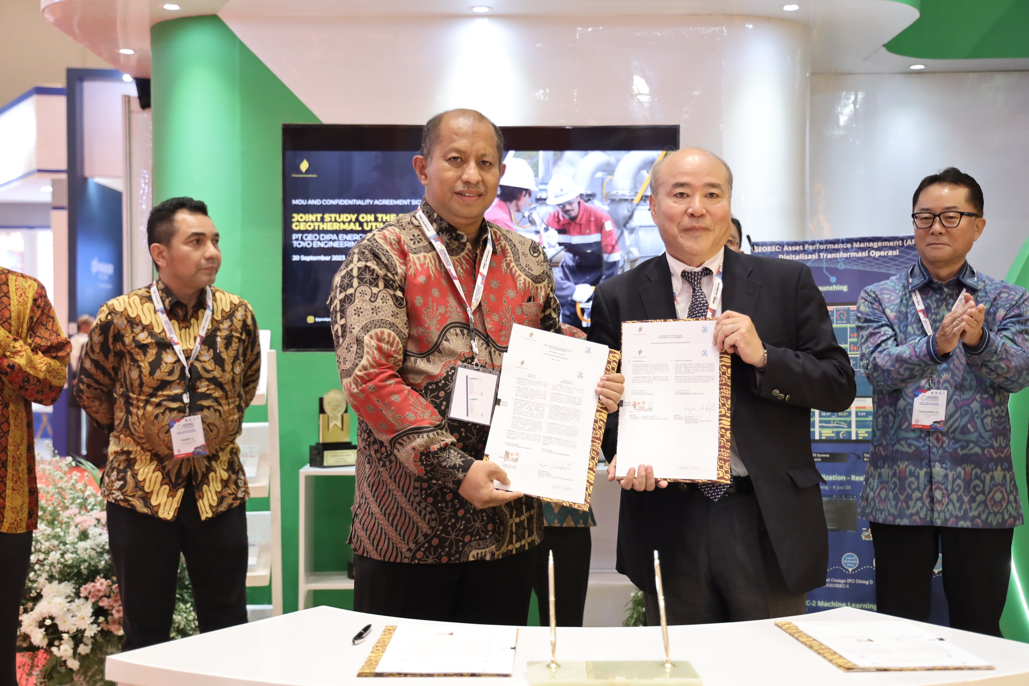   Direktur Utama GeoDipa, Yudistian Yunis dan Executive Officer Toyo, Eiji Sakata, menandatangani MoU kerja sama.