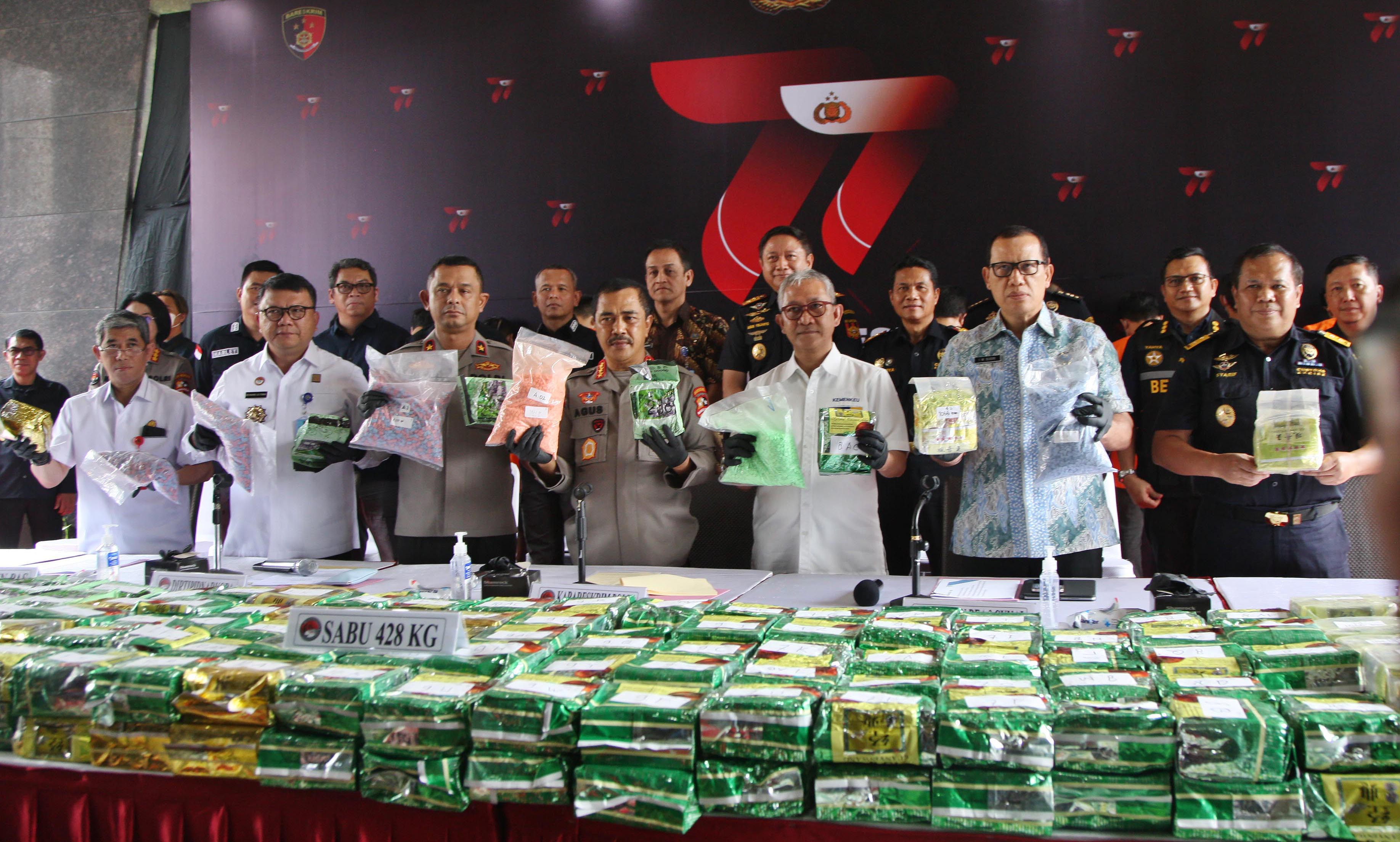 Wakapolri Komjen Agus Andrianto (keempat dari kiri)