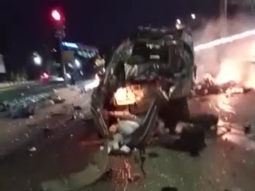 Suasana kecelakaan beruntun melibatkan banyak kendaraan di exit tol Bawen, Kabupaten Semarang, masih mencekam.