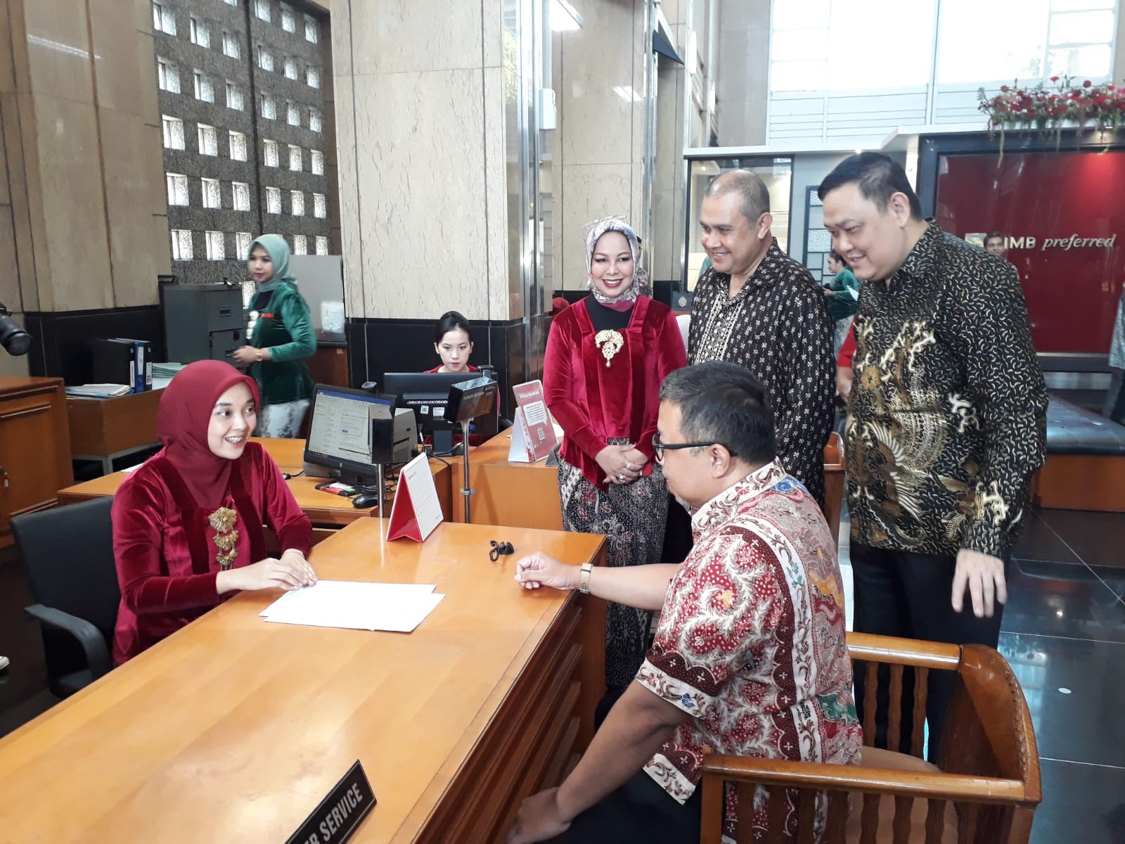 Direktur Consumer Banking CIMB Niaga Noviady Wahyudi  bersama Direktur Syariah Banking CIMB Niaga Pandji P. Djajanegara menyapa nasabah