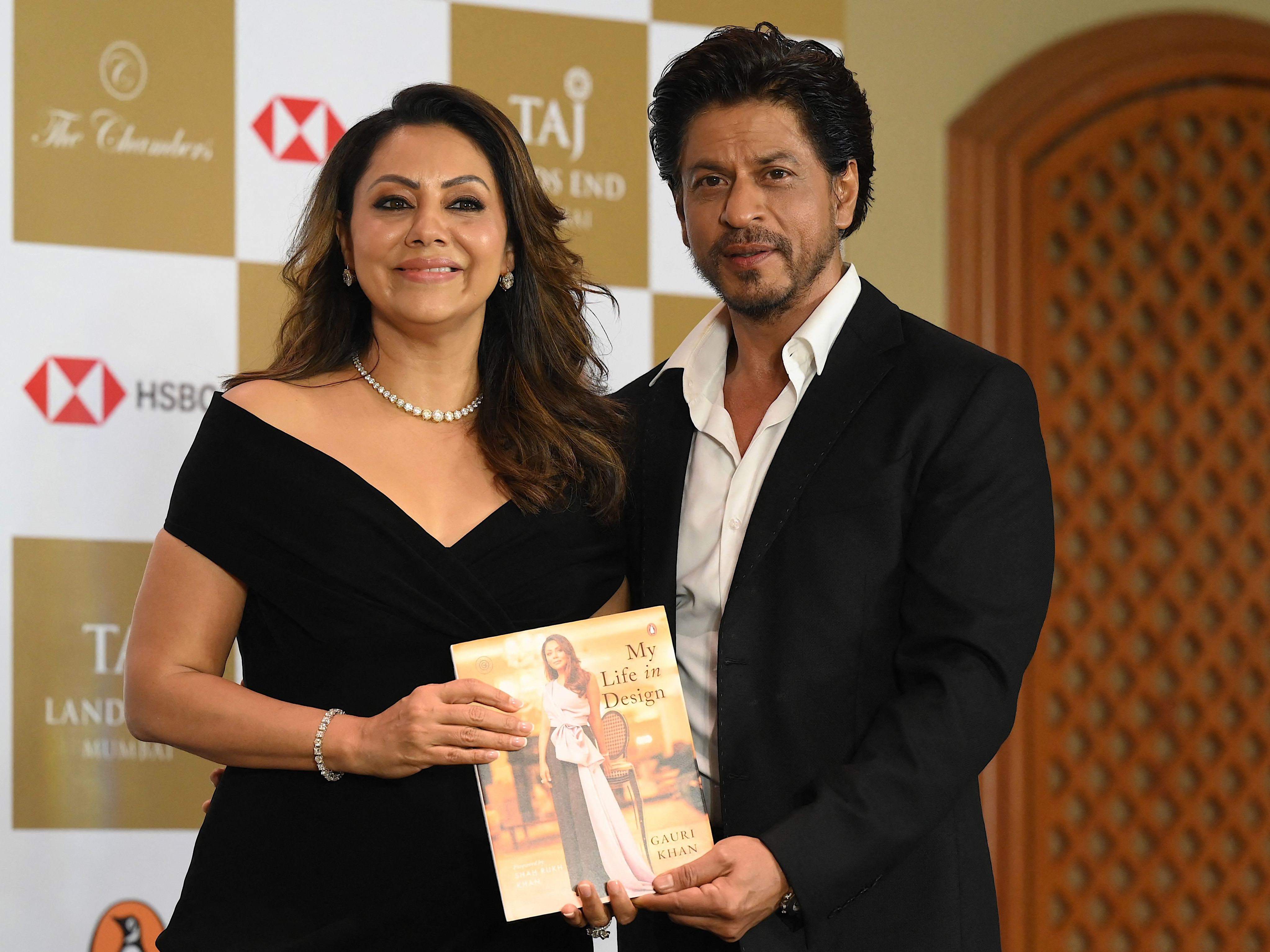 Aktor Bollywood Shah Rukh Khan bersama istri Gauri Khan.