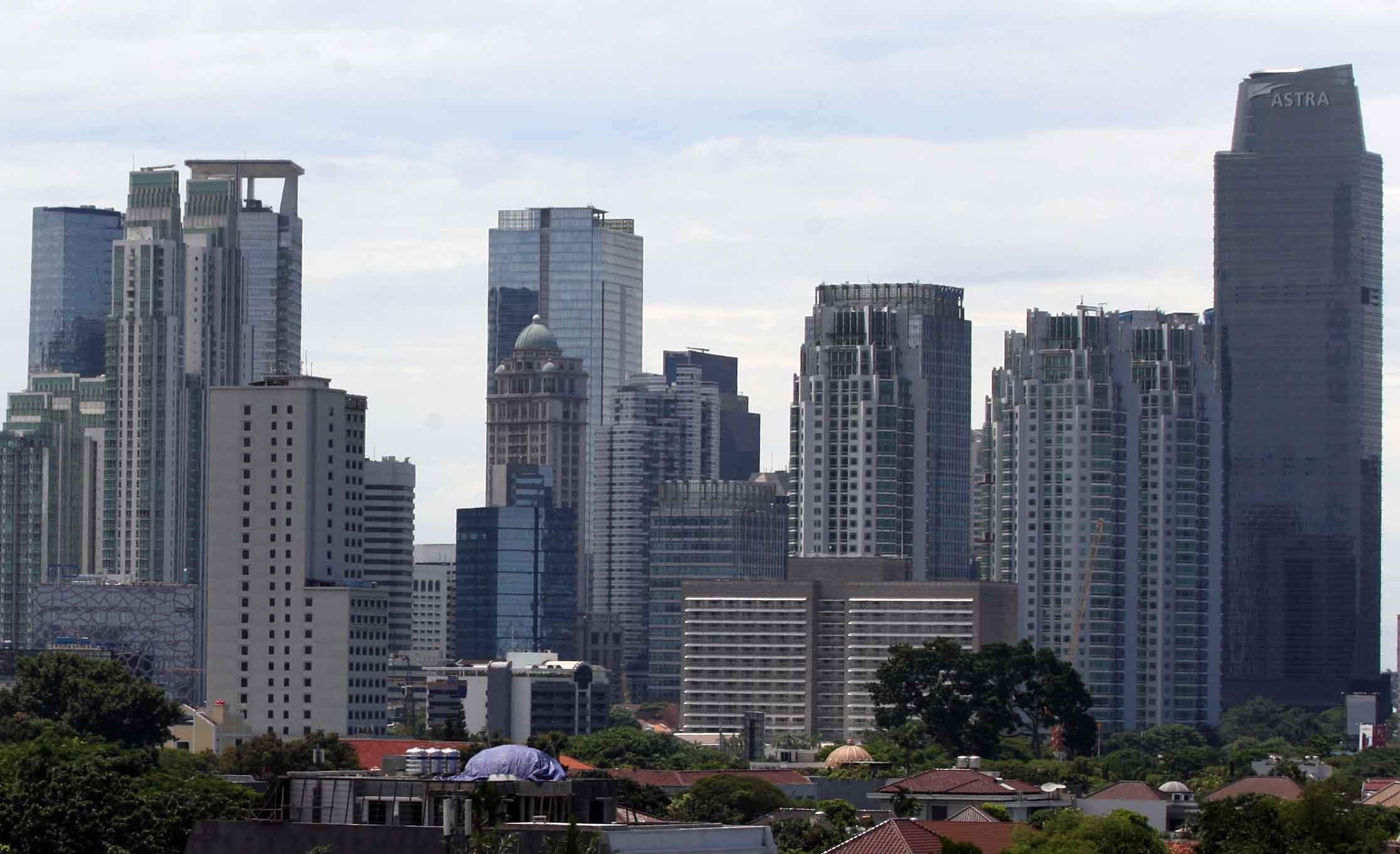Awan putih menutup langit Jakarta, Jumat (5/1/2018).