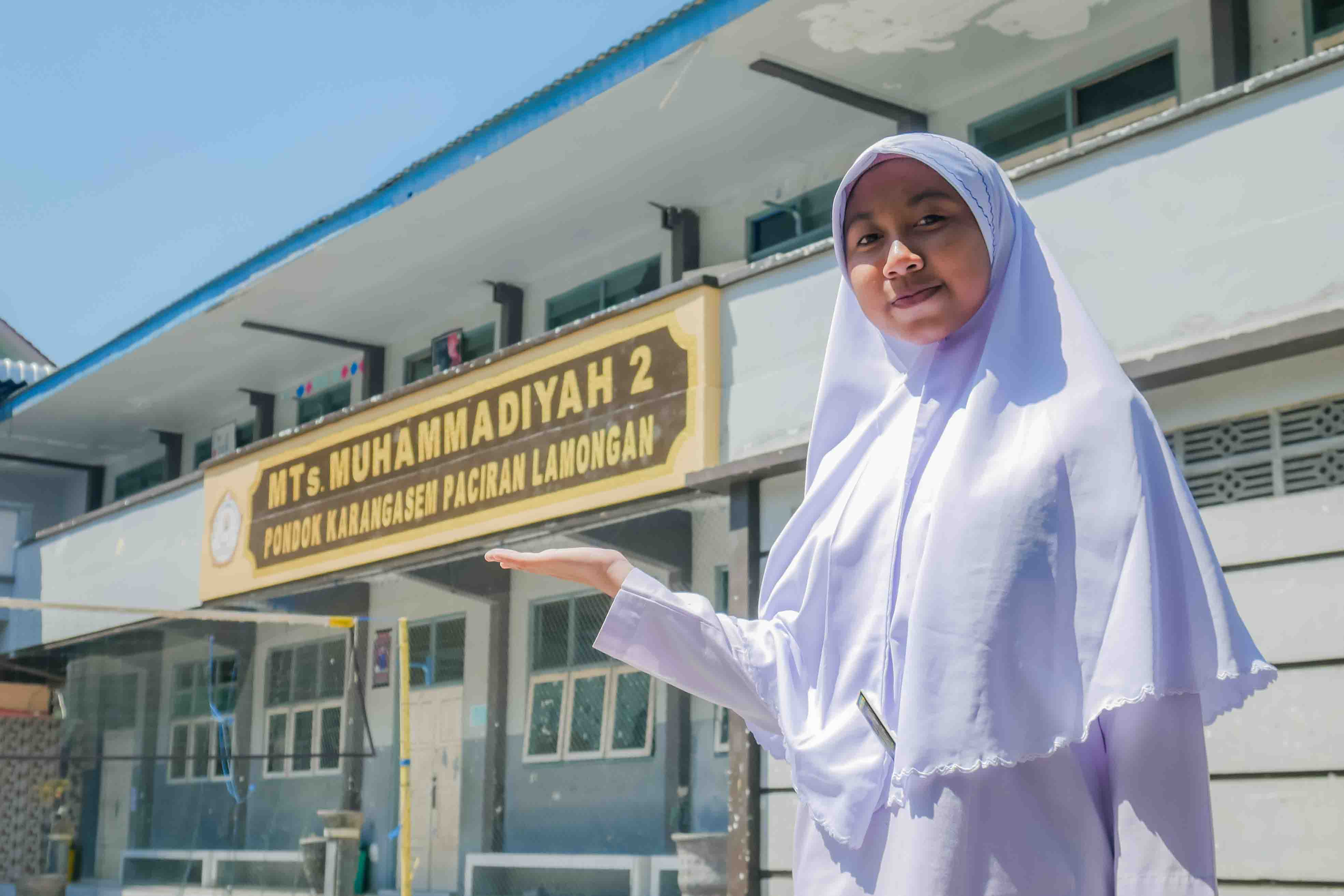 Penulis berpose di depan sekolahnya, MTs Muhammadiyah 2 Pondok Karangasem Paciran, Lamongan, Jawa Timur.