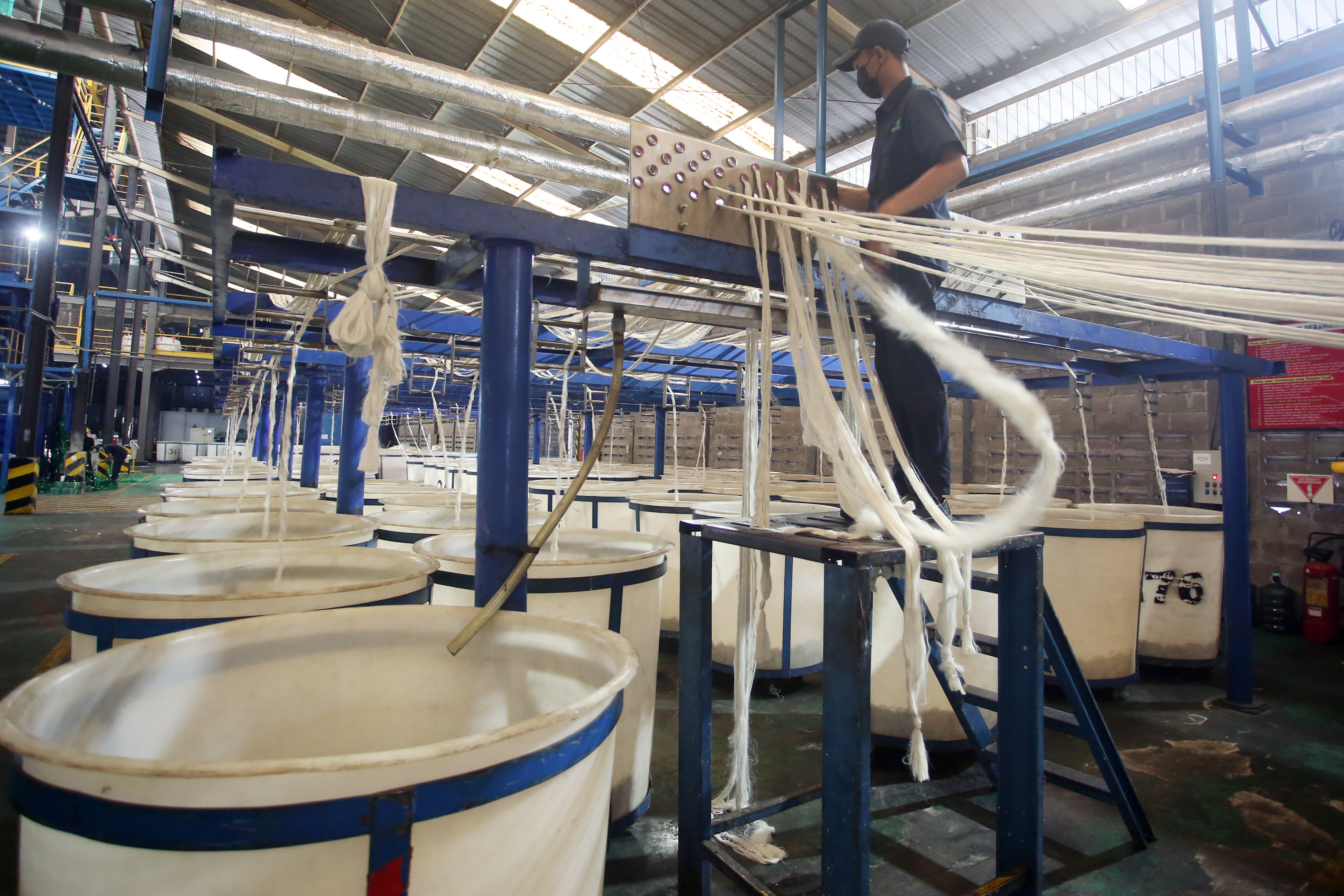 Pekerja mengolah plastik di sebuah pabrik di Tangerang Rabu (21/6).