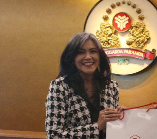 Direktur Sampoerna Elvira Lianita meraih penghargaan kategori Consumer Goods Industry dan PR Persons Award 2023. 