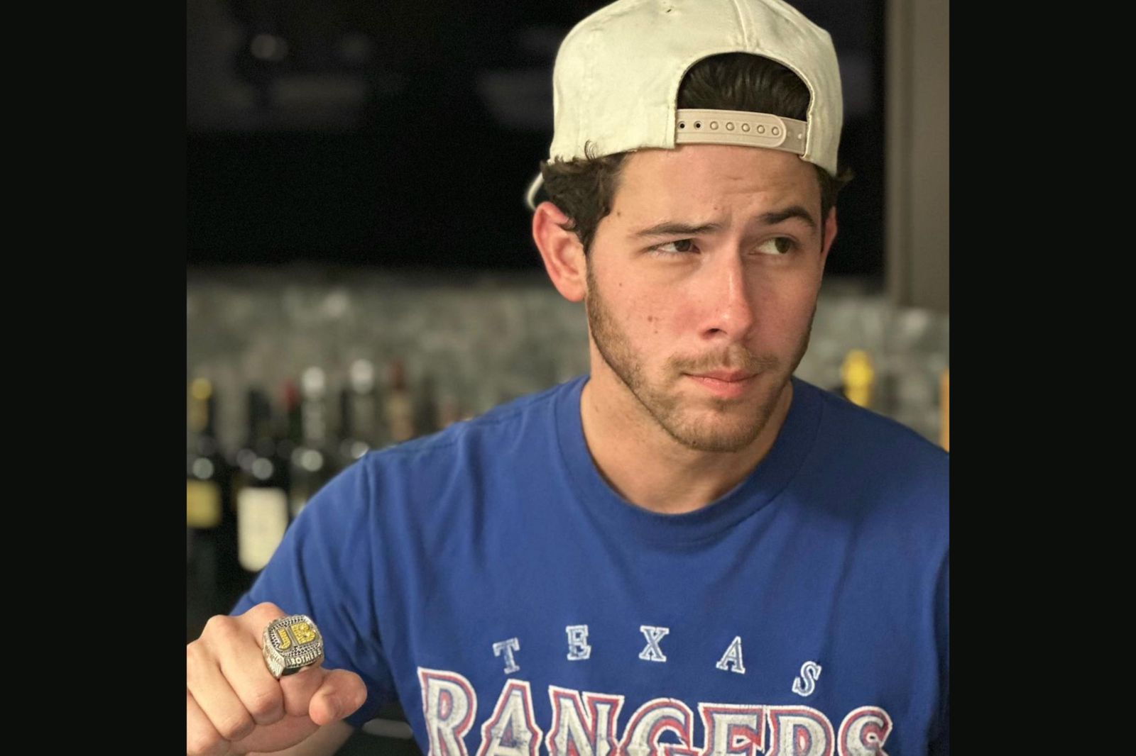 Nick Jonas berikan peringatan pada fans agar tak melempar barang ke atas panggung