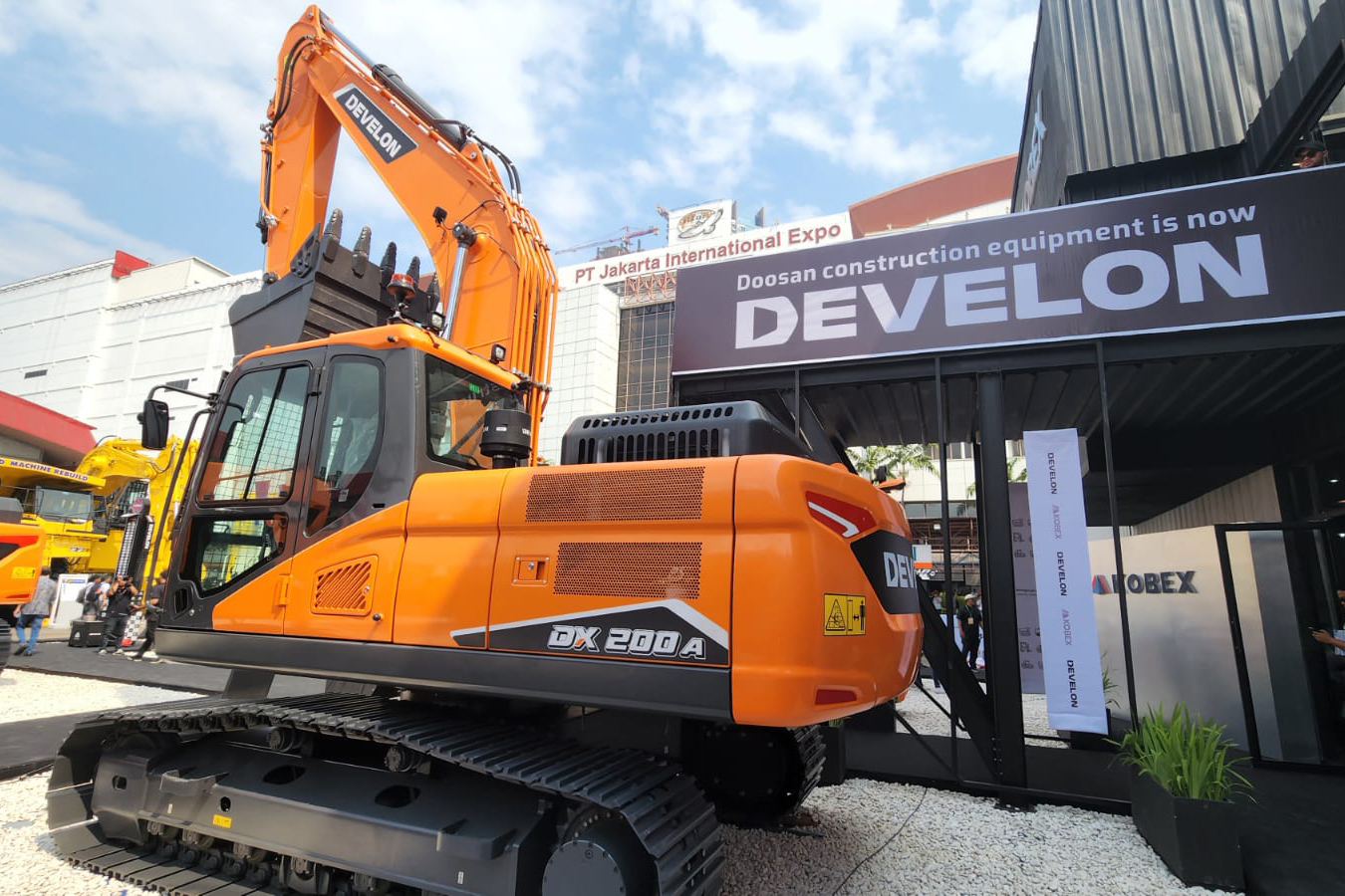 Ekskavator Develon tampil di  Indonesia Energy & Engineering (IEE) Series 2023 di JIExpo, Kemayoran, Jakarta pada Kamis (14/9).