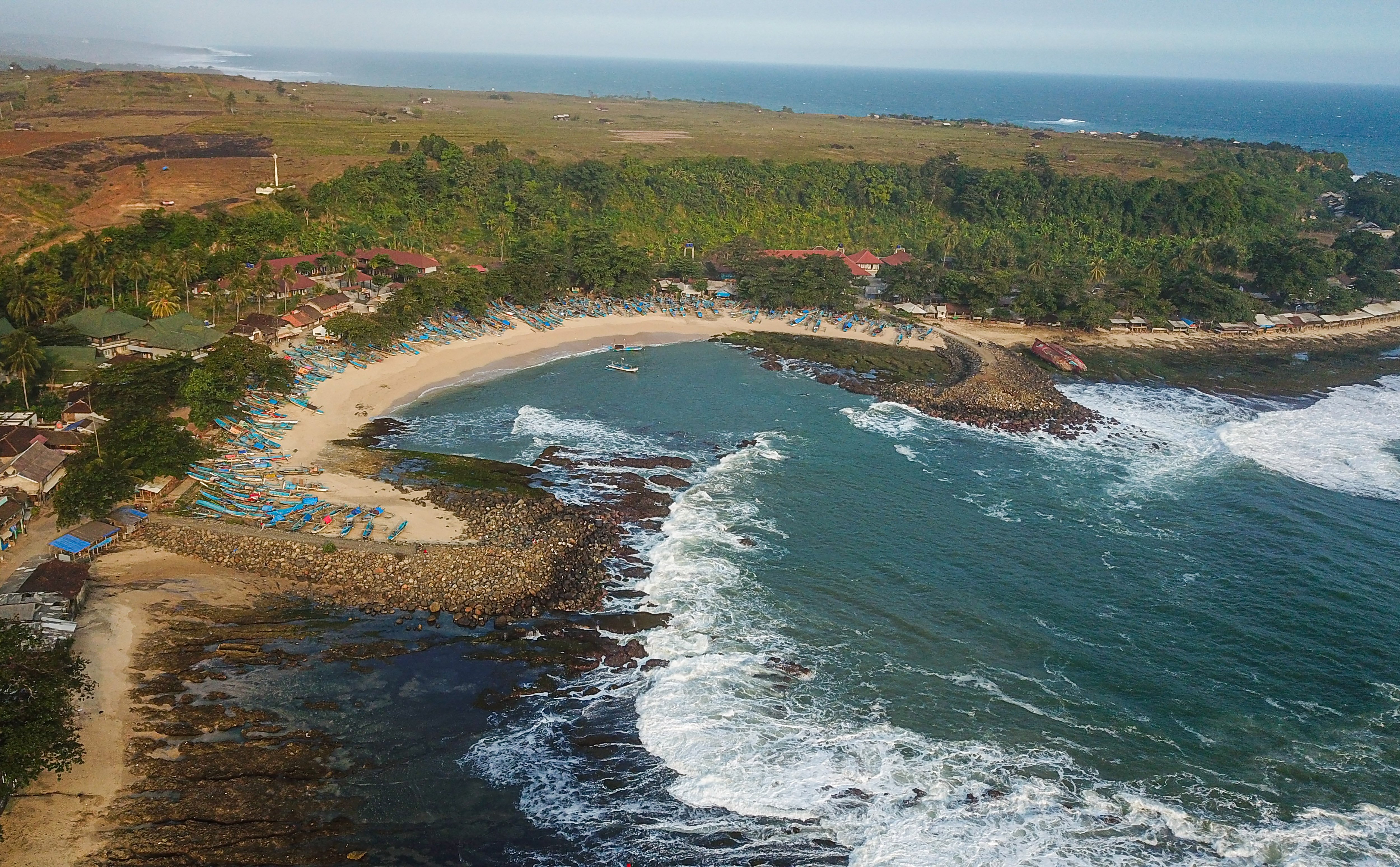 Foto udara kawasan wisata Pantai Rancabuaya, Kabupaten Garut, Jawa Barat, Sabtu (5/8).