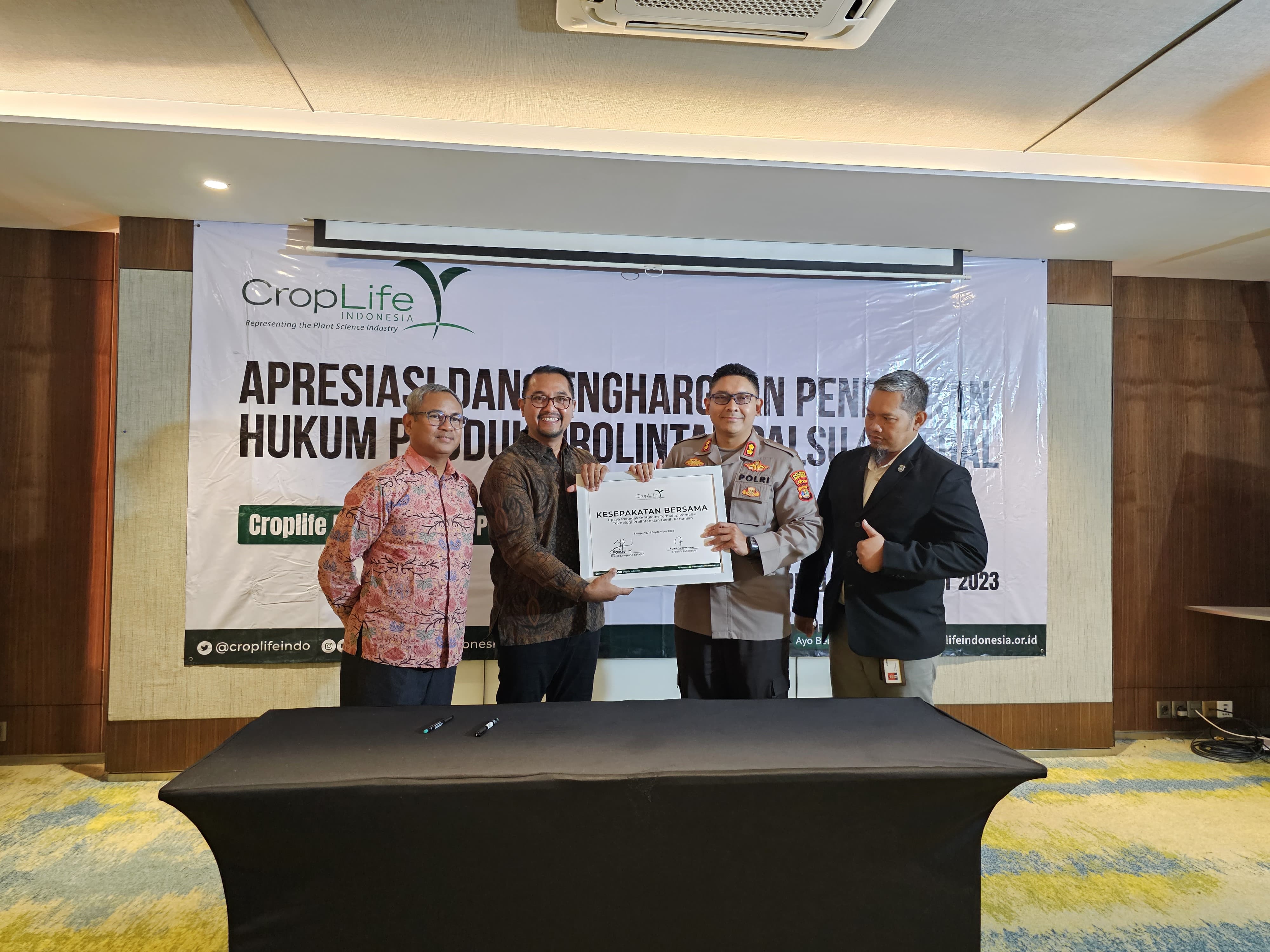 Executive Director CropLife Indonesia Agung Kurniawan memberi penghargaan kepada Kapolres Lampung Selatan AKB Yusriandi Yusrin.